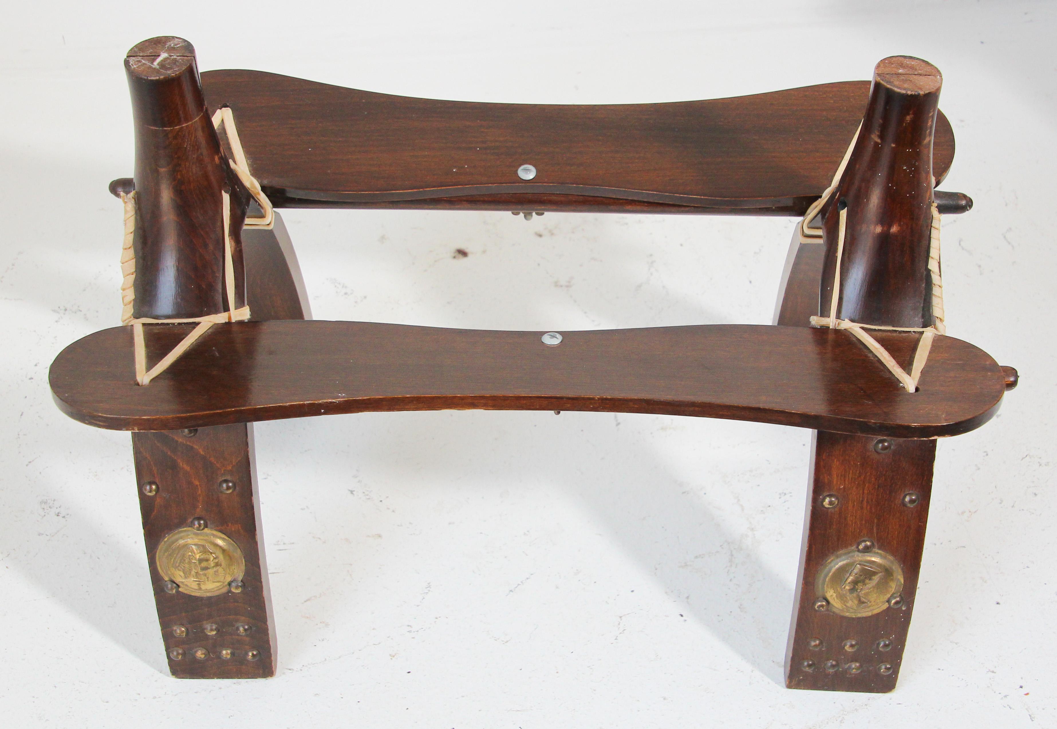 Sgabello vintage egiziano e nordafricano a forma di sella di cammello.
Tradizionalmente utilizzata per cavalcare i cammelli nel deserto dell'Africa e del Medio Oriente, questa sella di cammello può essere utilizzata come sgabello o come pezzo