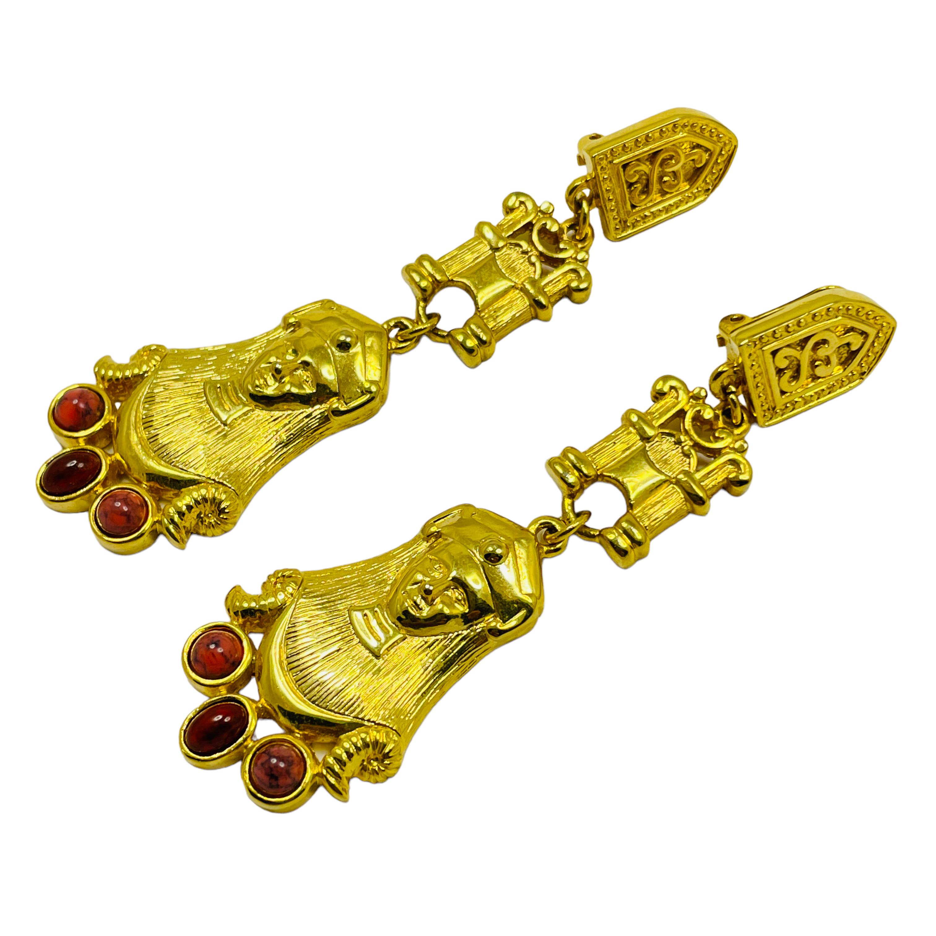 DETTAGLI

- senza segno

- tono oro con cabochon in vetro

- orecchini a clip di design vintage

MISURE

- 3,25