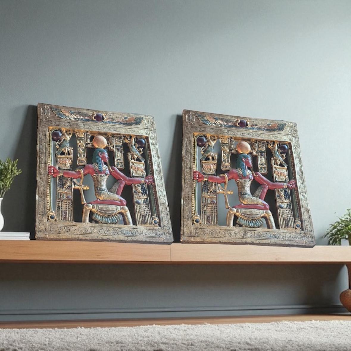 Vintage ägyptische Hieroglyphen Wandtafel - Paar

Ägyptische Hieroglyphen stellen die Bilder des alten Ägyptens wieder her. Der Fries der Wandtafel basiert auf dem Vorzimmer von Tutanchamun und stellt Heh, den Gott der Ewigkeit, kniend und mit dem