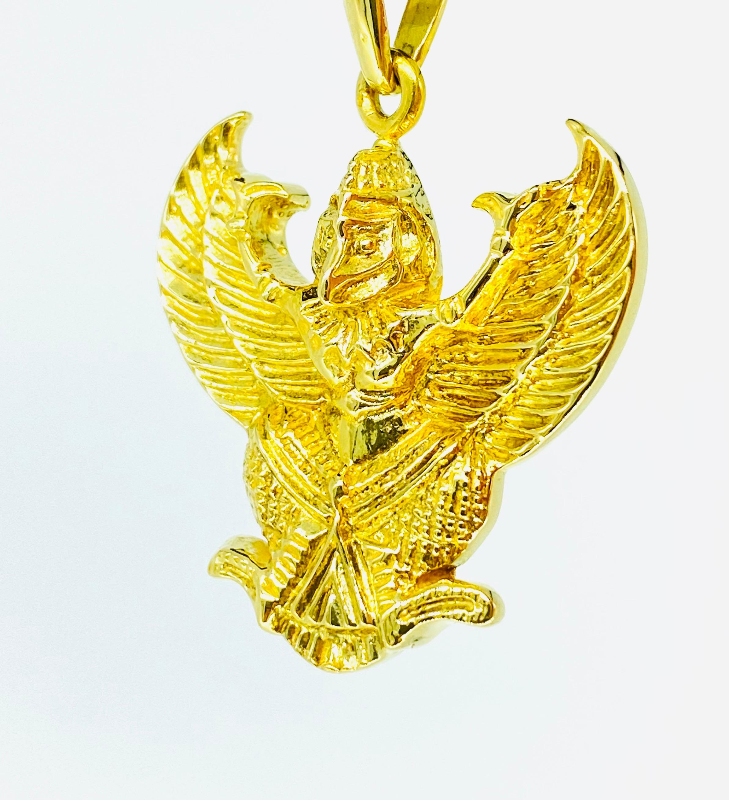 Pendentif aigle égyptien Horus lourd en or massif 18 carats. Un travail artisanal très détaillé sur ce pendentif très unique. Le pendentif mesure 31,5 mm X 35 mm (sans la boucle) et pèse 22,4 grammes d'or massif 18k. Travail détaillé très rare du