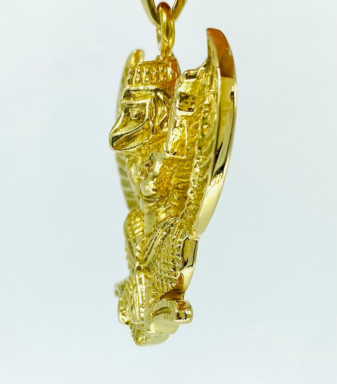 Pendentif vintage en or massif 18 carats avec aigle d'Égypte en forme d'aigle Excellent état - En vente à Miami, FL