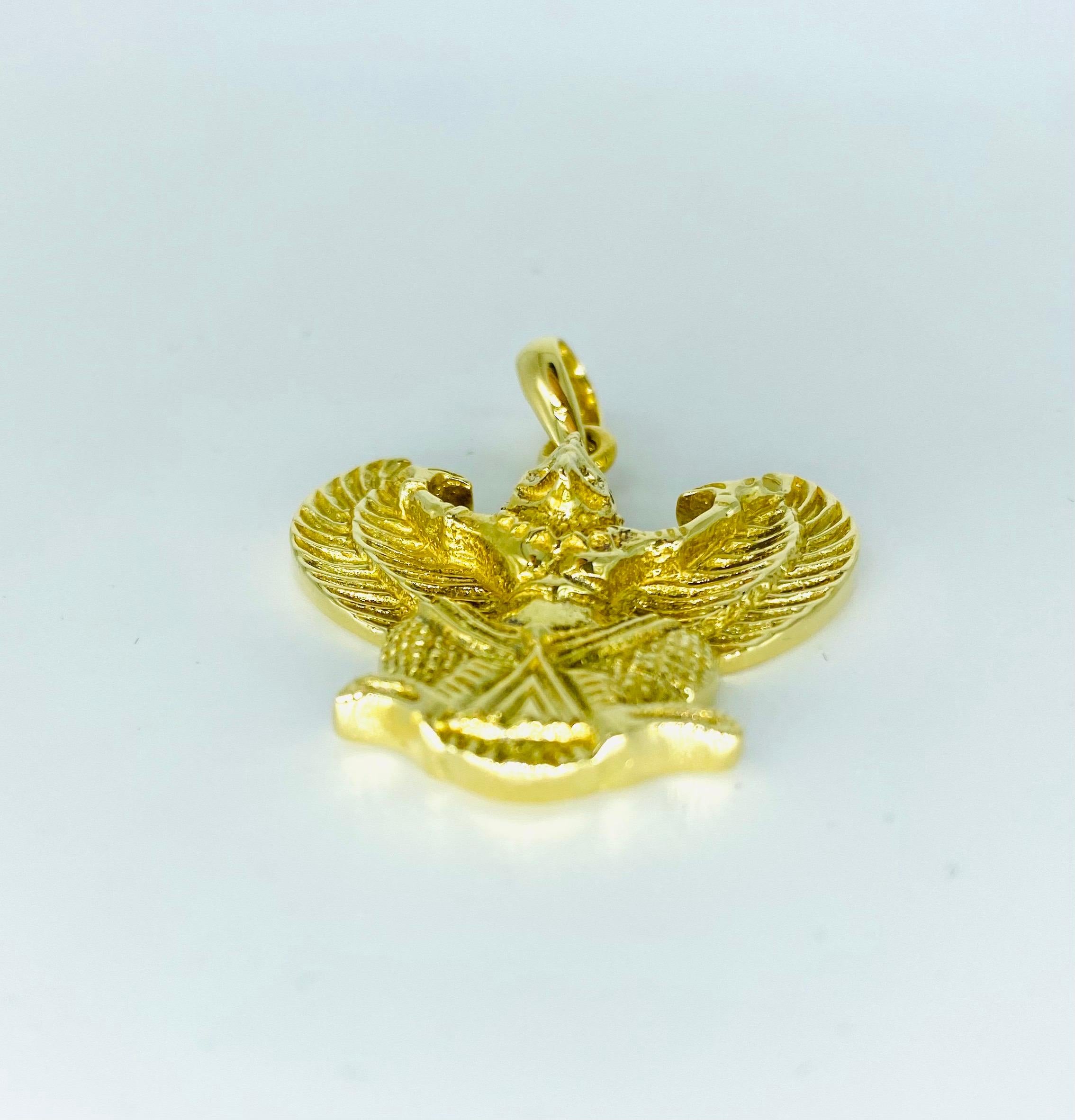 Vintage Egyptian Horus Eagle Pendant Heavy Solid Gold 18 Karat In Excellent Condition For Sale In Miami, FL