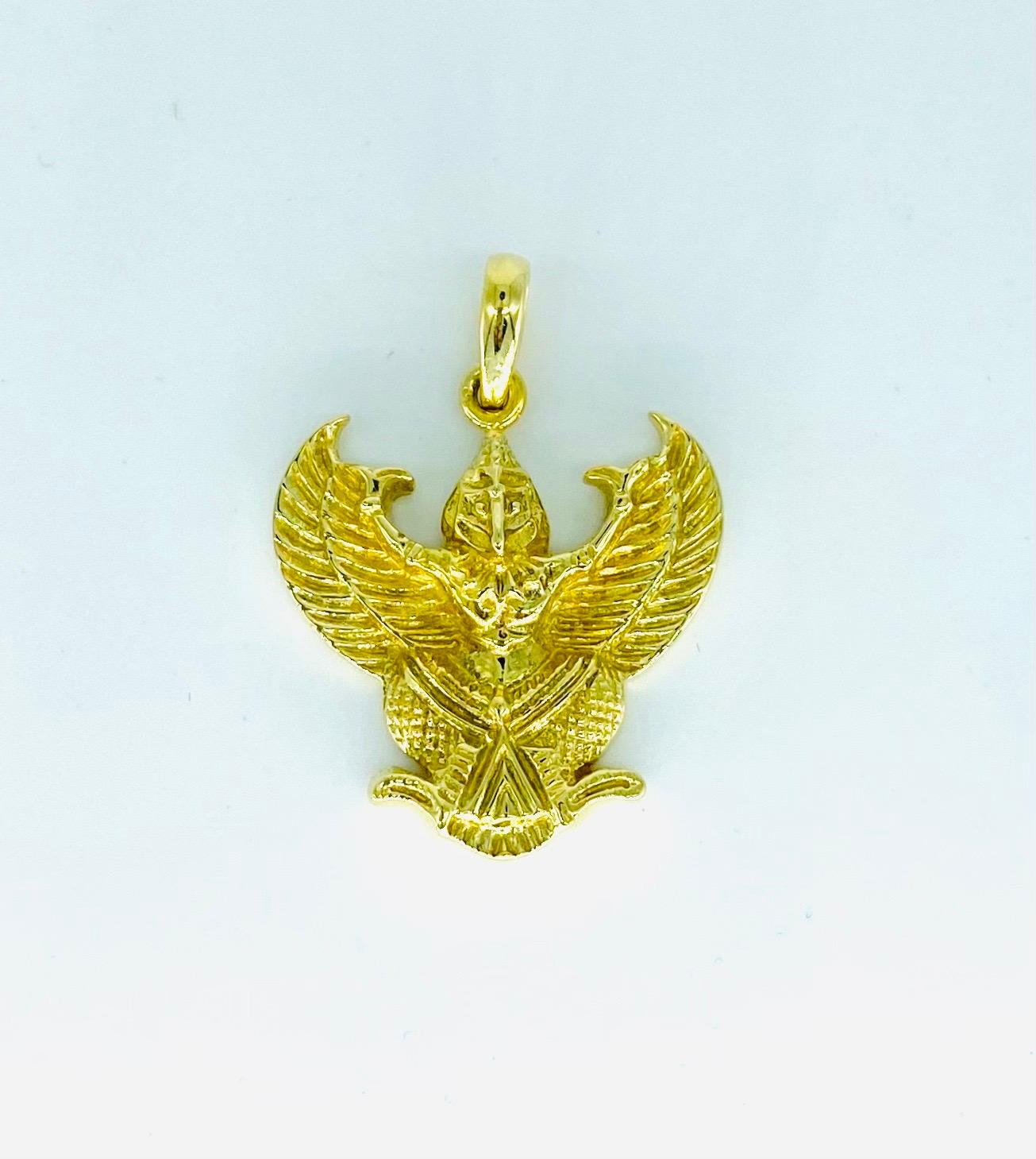Vintage Egyptian Horus Eagle Pendant Heavy Solid Gold 18 Karat For Sale 1