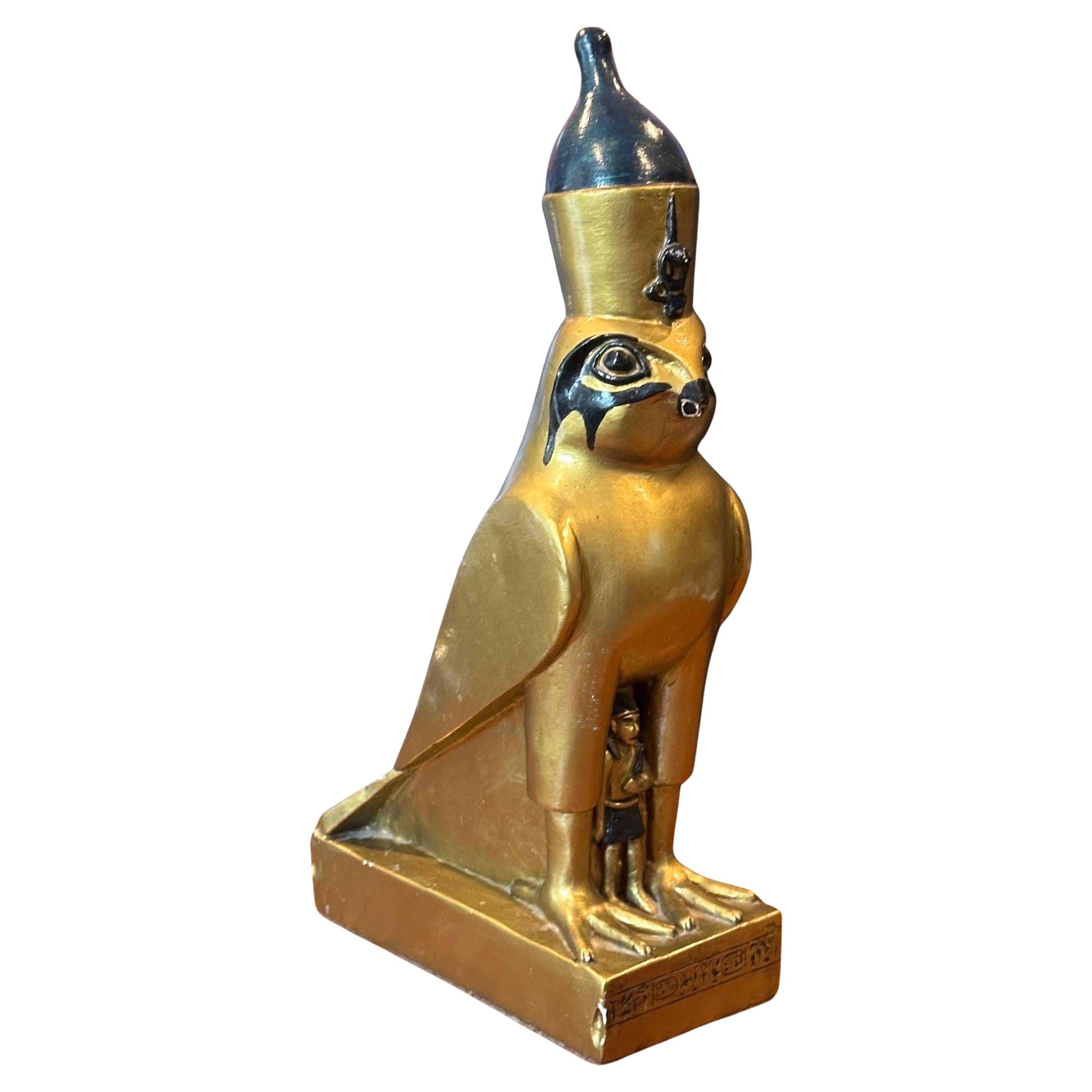 Ägyptische Horus-Falken-Skulptur von Lloyd Bryan, circa 1978. Der Falke ist aus Gips gegossen und misst 4 B x 8,5 T x 16,5 H.  Sehr schönes, gut verarbeitetes Dekorationsstück!  #4086

