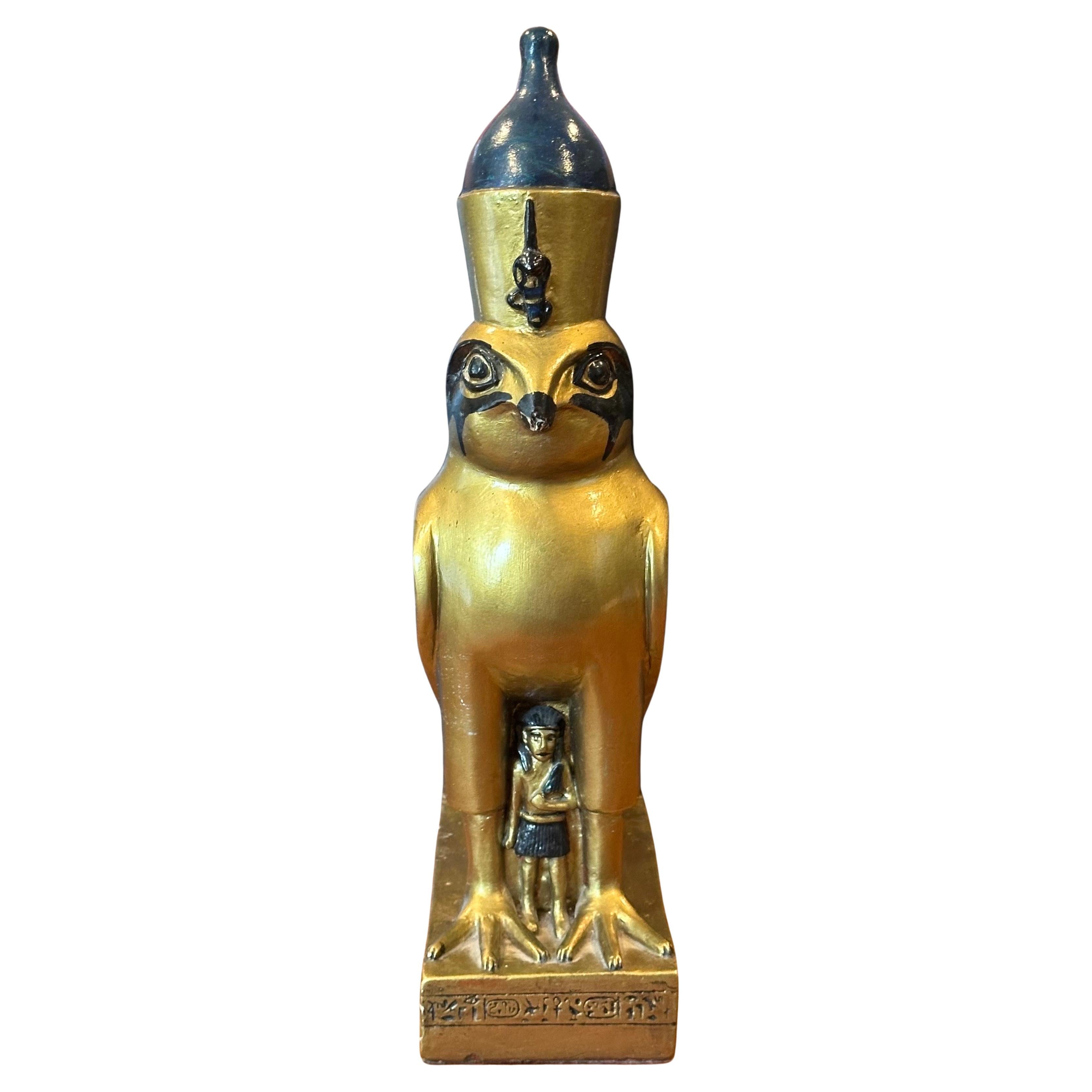 Ägyptische Horus Falcon-Skulptur eines Falcons im Vintage-Stil von Lloyd Bryan (Neuägyptisch) im Angebot