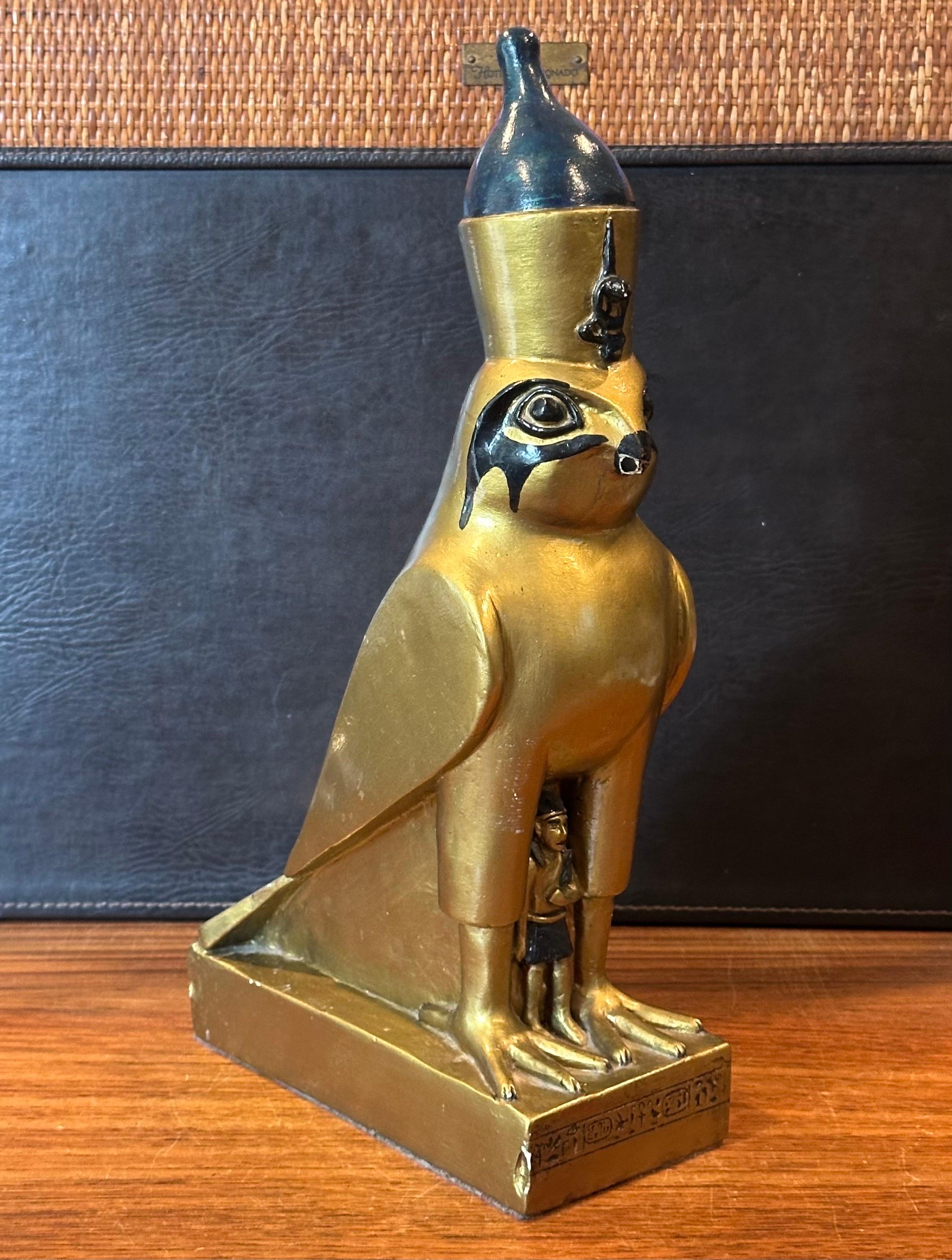 Ägyptische Horus Falcon-Skulptur eines Falcons im Vintage-Stil von Lloyd Bryan (amerikanisch) im Angebot