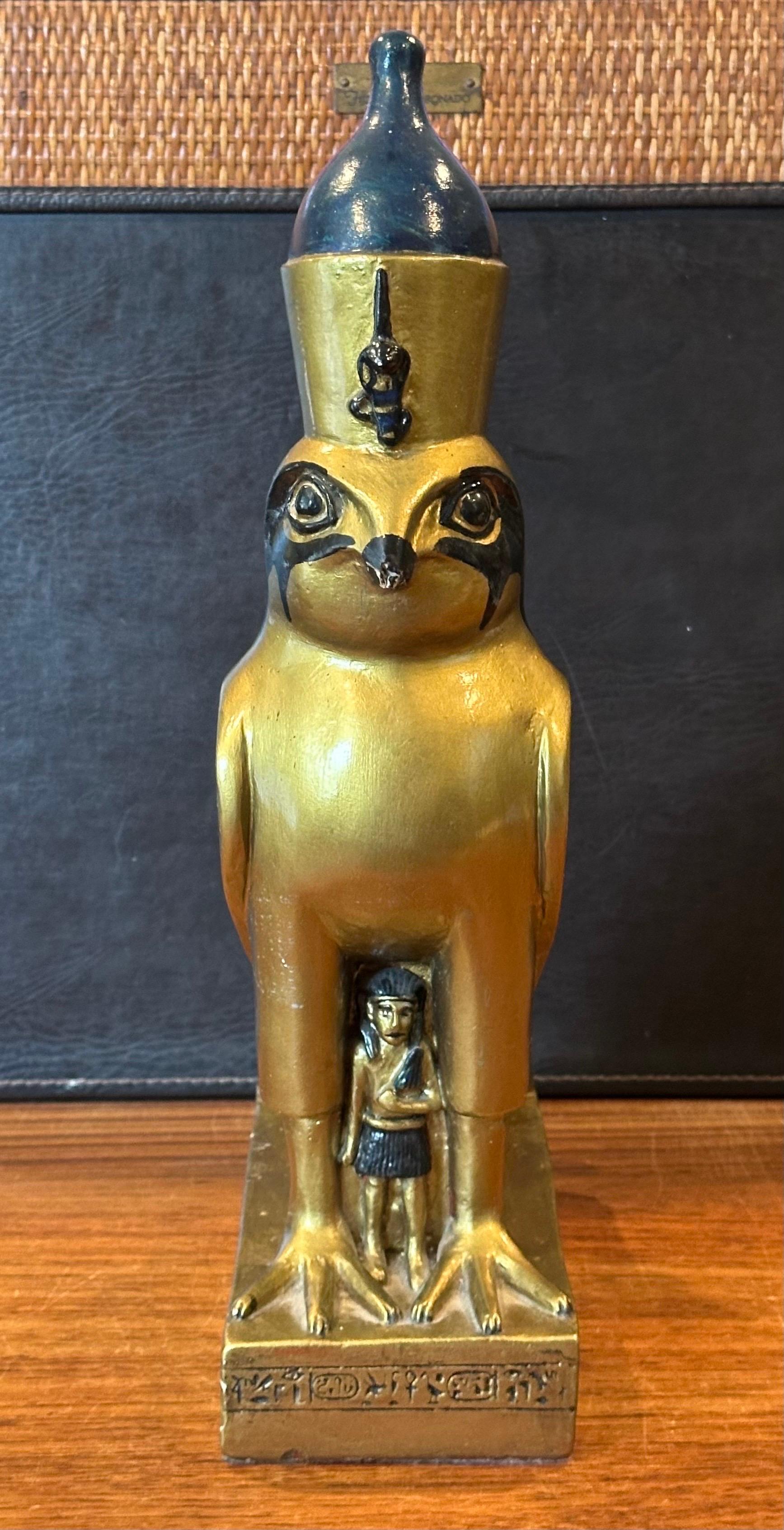 Ägyptische Horus Falcon-Skulptur eines Falcons im Vintage-Stil von Lloyd Bryan (Gegossen) im Angebot