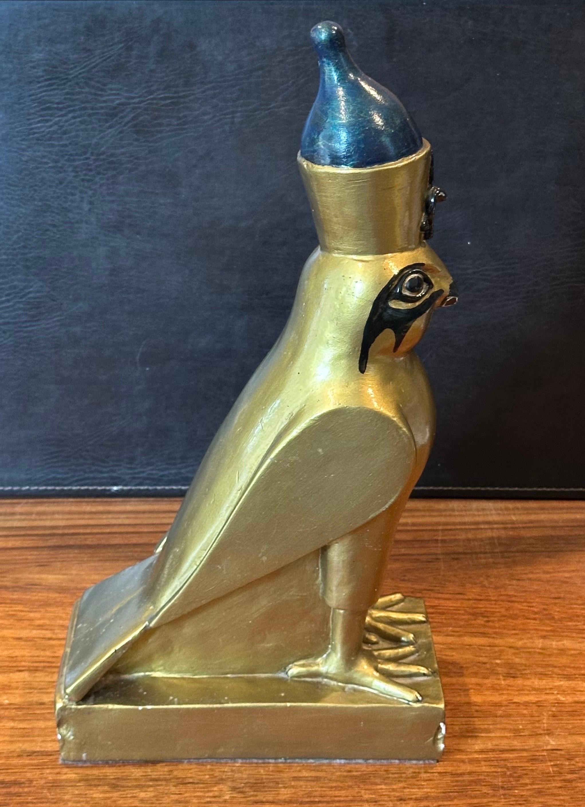 Ägyptische Horus Falcon-Skulptur eines Falcons im Vintage-Stil von Lloyd Bryan (20. Jahrhundert) im Angebot