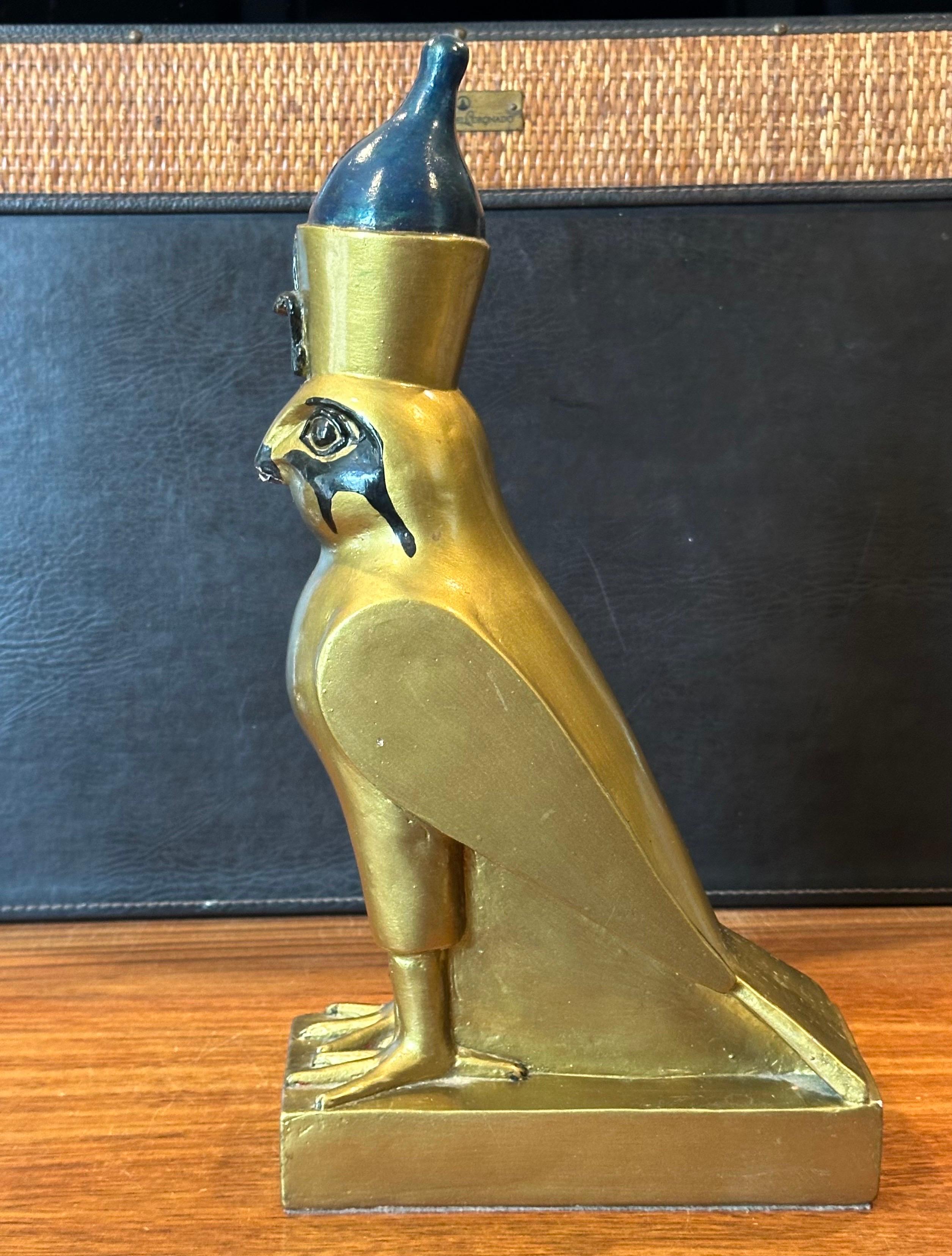 Ägyptische Horus Falcon-Skulptur eines Falcons im Vintage-Stil von Lloyd Bryan (Gips) im Angebot