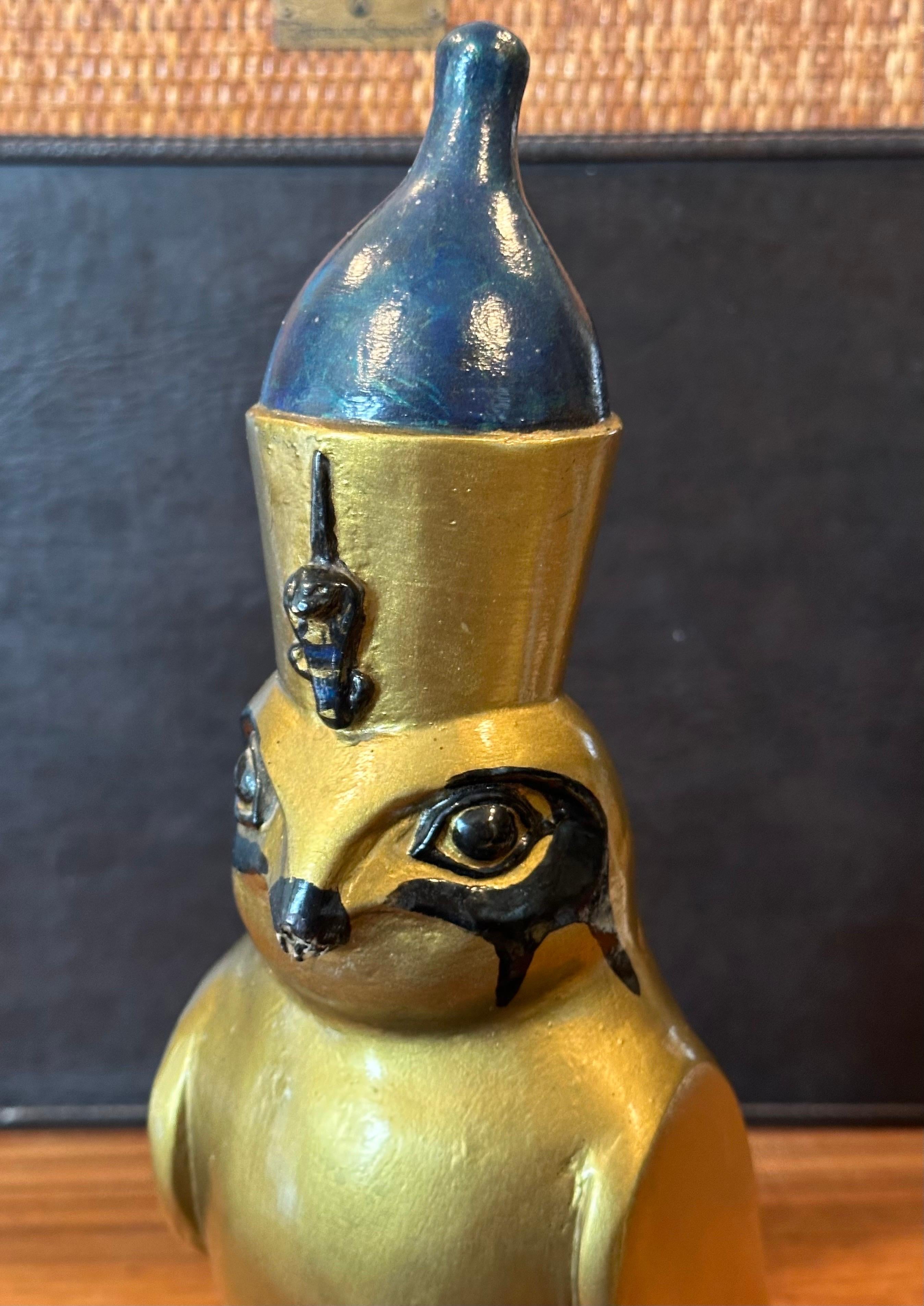 Ägyptische Horus Falcon-Skulptur eines Falcons im Vintage-Stil von Lloyd Bryan im Angebot 1