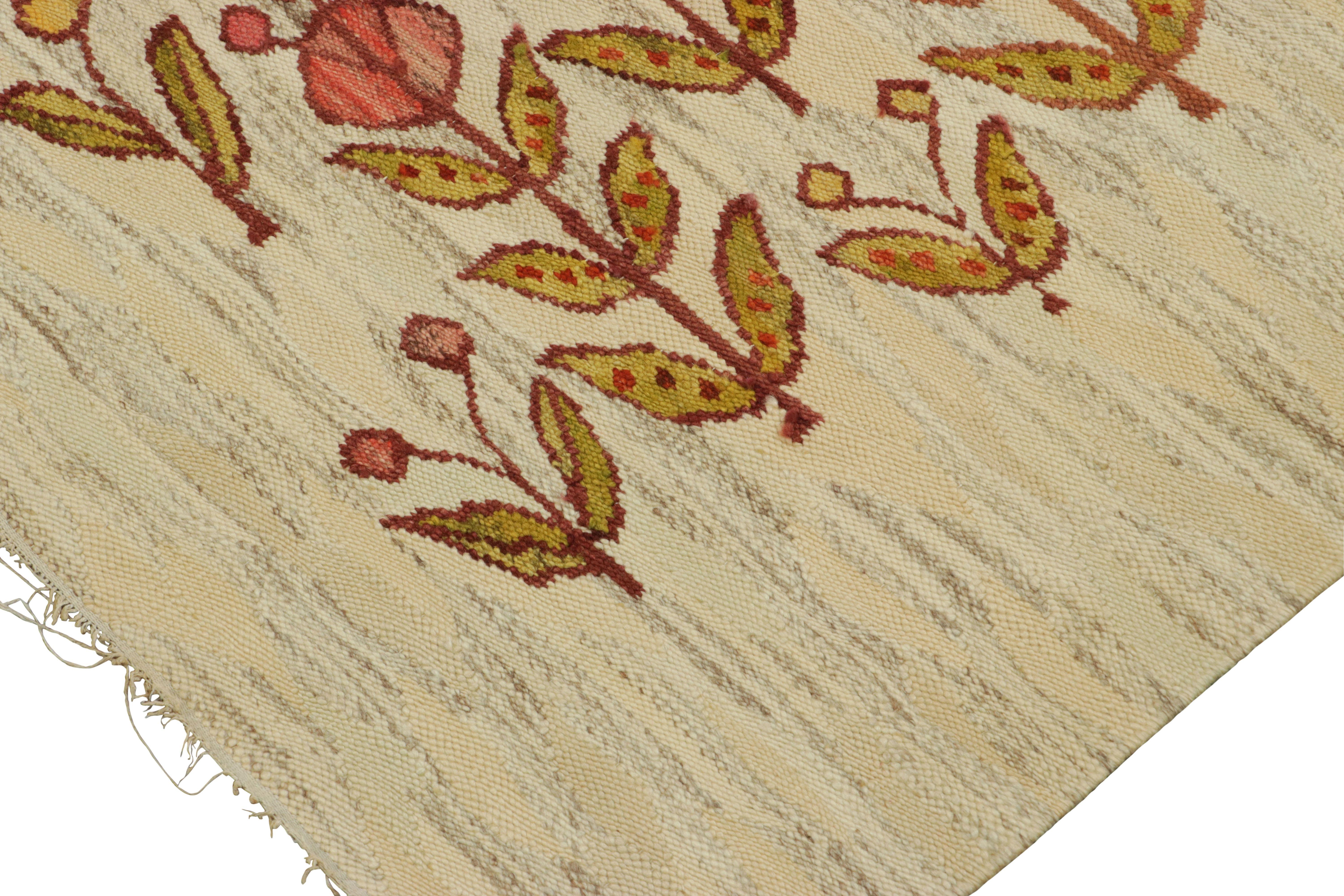 Ce Kilim vintage 4x6 représente une nouvelle collection rare de tissages plats égyptiens du milieu du 20e siècle dans la collection de Rug & Kilim, tissés à la main en laine et originaires d'Égypte vers 1950-1960. 

Sur le Design :
Le design utilise