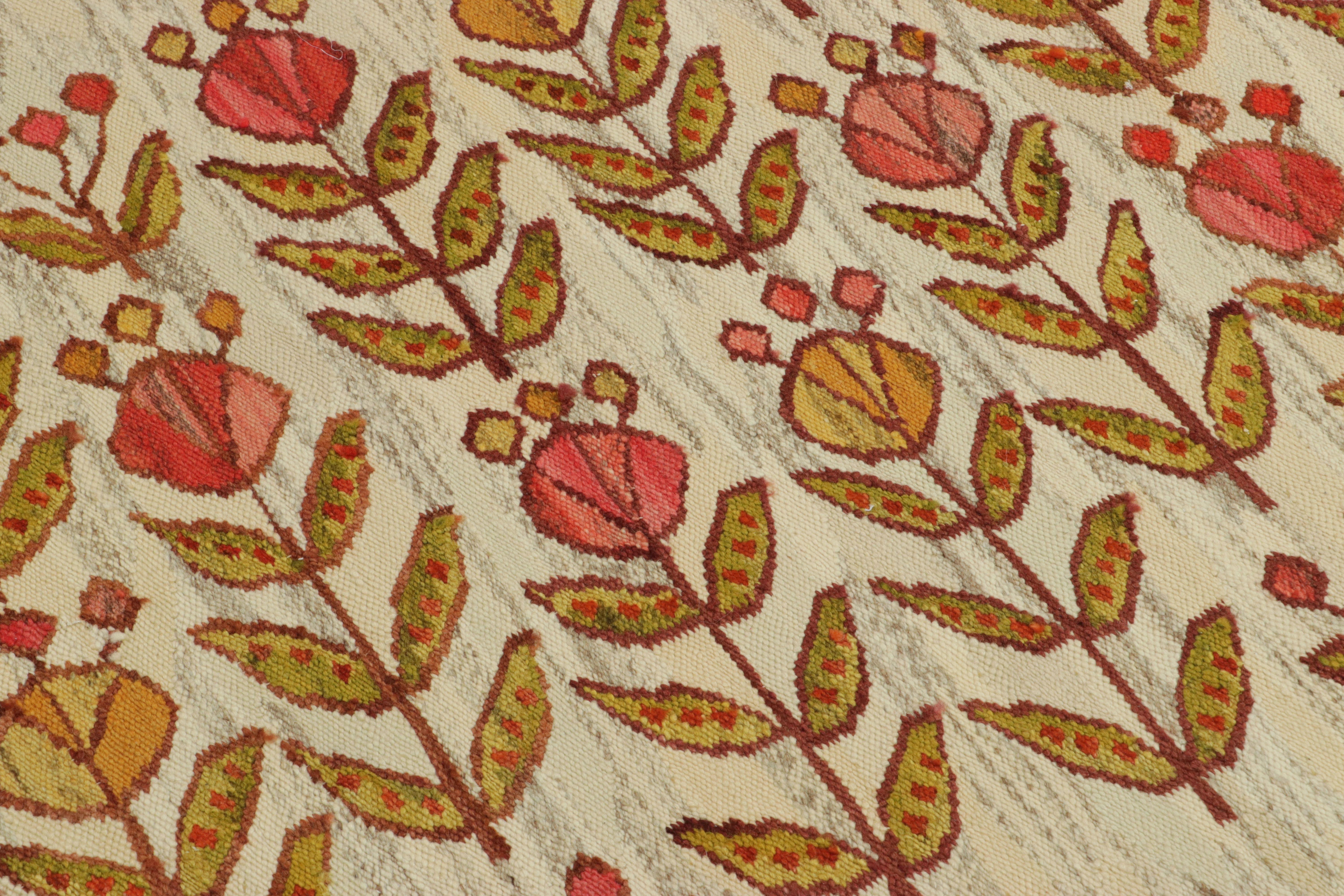 Tissé à la main Kilim égyptien vintage avec fleurs roses et vertes - Rug & Kilim en vente