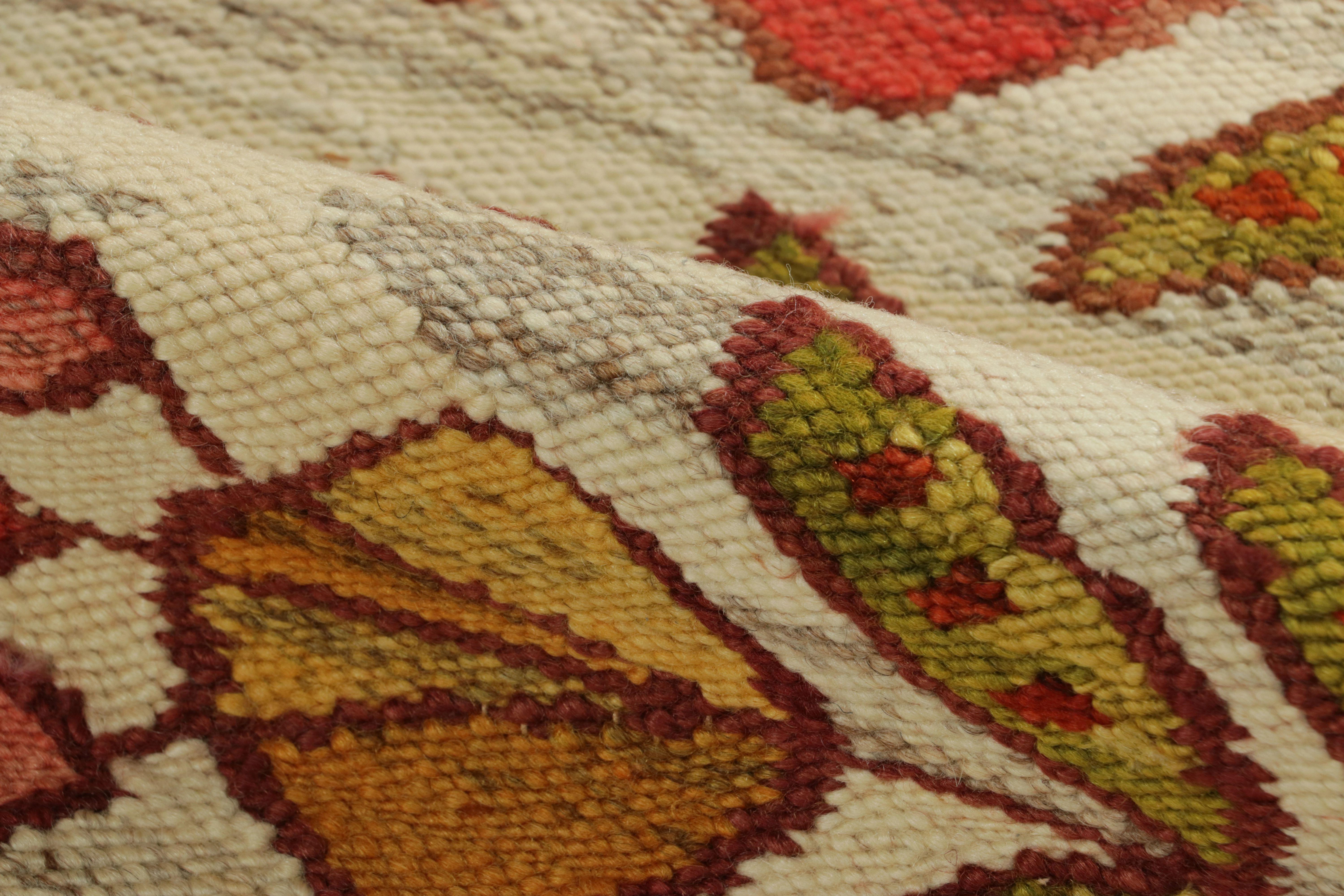 Milieu du XXe siècle Kilim égyptien vintage avec fleurs roses et vertes - Rug & Kilim en vente