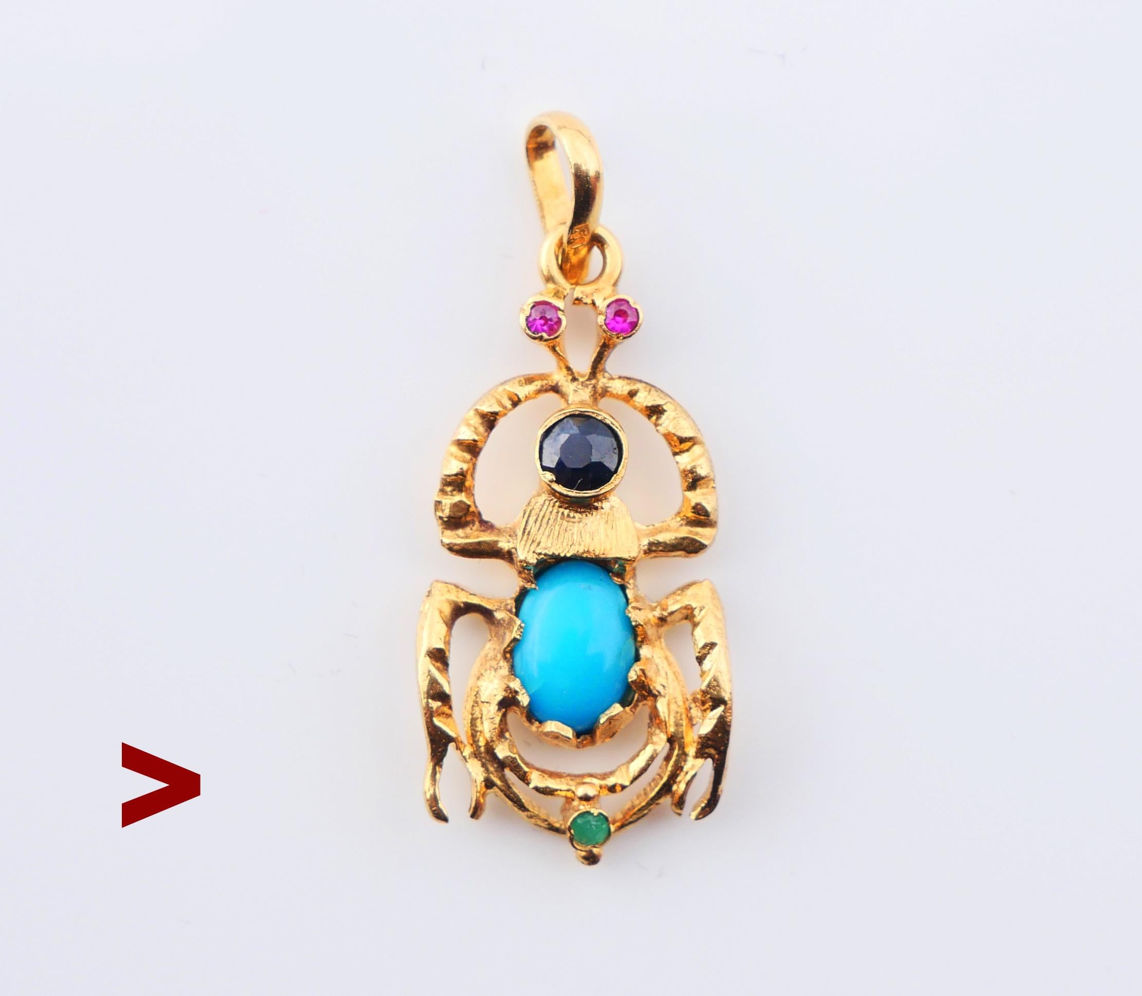 Ägyptischer handgefertigter Käfer-Anhänger aus massivem 18K Gelbgold, 33 mm lang x 13 mm breit, besetzt mit natürlichen Steinen: Türkis-Cabochon 8mm x 5,5 mm / ca.1,5ct , Saphir Ø 3,5 mm /ca. 025ct , 2 Rubine und Smaragd Ø 1,5 mm / je