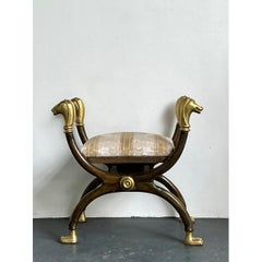 Siège curule vintage de style néo-égyptien, orné d’une tête de bélier dorée