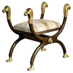 Siège curule vintage de style néo-égyptien, orné d’une tête de bélier dorée