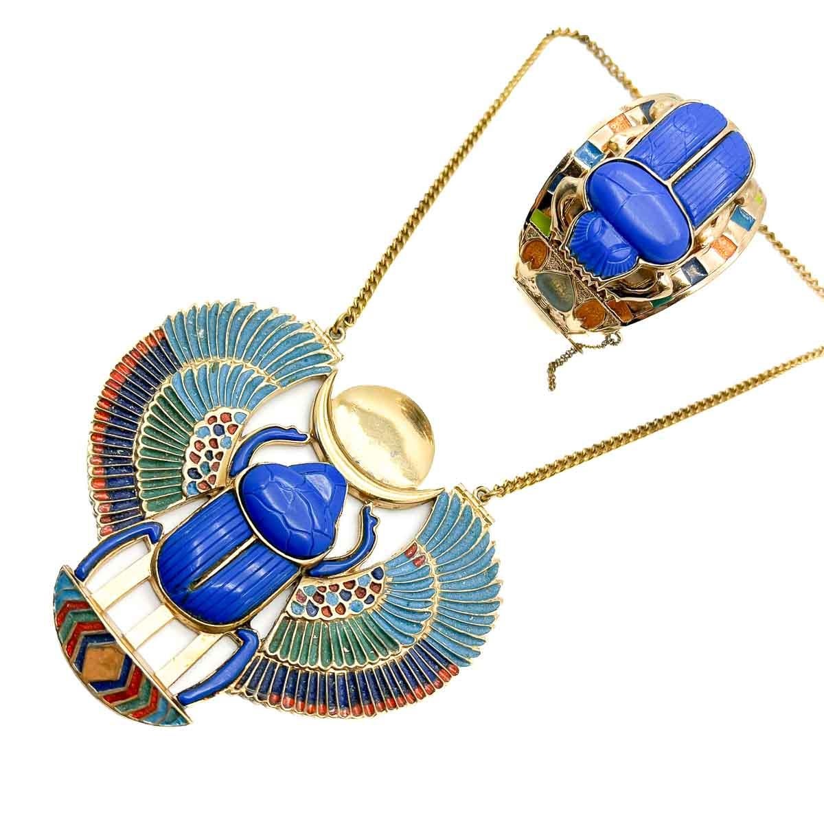 Collar y brazalete vintage de escarabajo alado Thomas Fattorini. Una rara oportunidad de adquirir un hermoso conjunto del Renacimiento egipcio que encierra una historia fascinante. Por encargo del periódico Times en 1972, Thomas Fattorini creó joyas