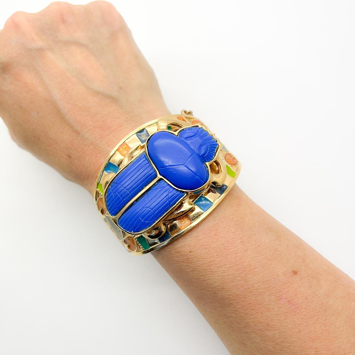 Collar y brazalete vintage de escarabajo de renacimiento egipcio Años 70 en venta 4