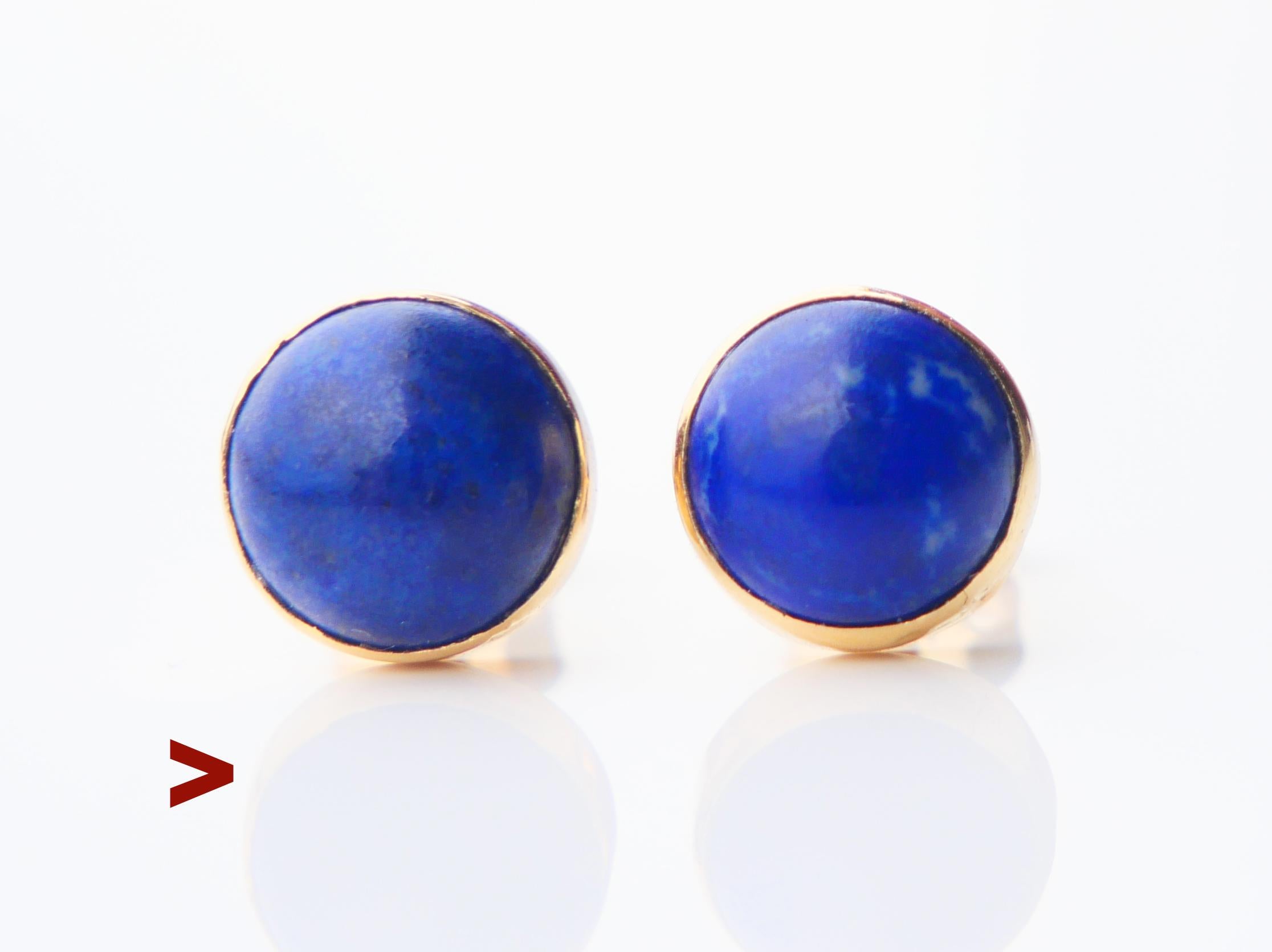 Un paio di raffinate borchie egiziane vintage con cabochon di Lapislazzuli egiziano naturale in oro giallo massiccio 18 carati. I fili sono contrassegnati da un marchio egiziano.  marchi che confermano la lega a 18 carati. Realizzato a mano negli
