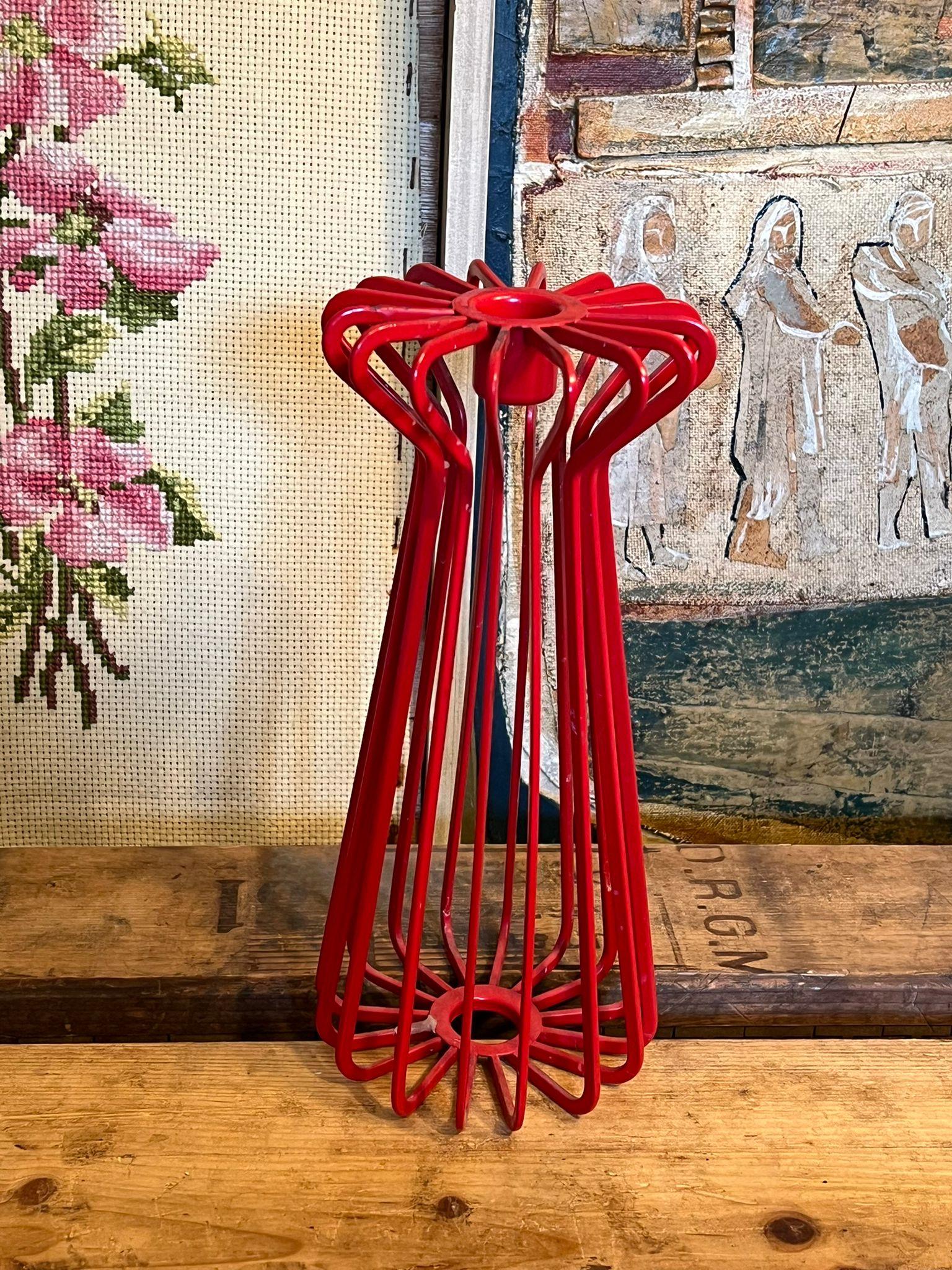 Cette annonce concerne un bougeoir décoratif rouge, probablement en métal, du designer Ehlén Johansson. Un superbe design vintage suédois des années 90. Cette pièce a une belle patine et du caractère. Condition Vintage telle qu'illustrée. L'offre ne