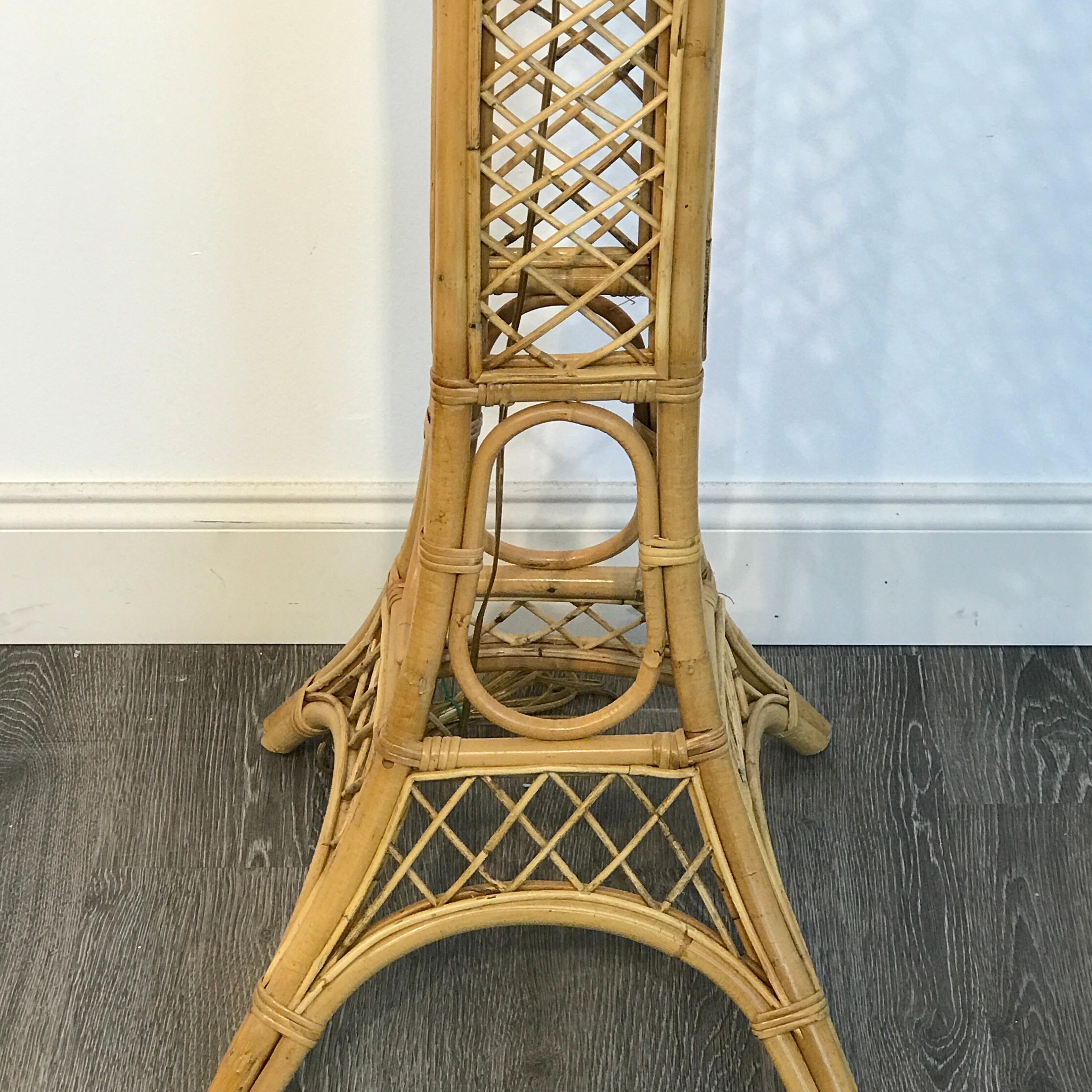 Vieux lampadaire Tour Eiffel en rotin 3