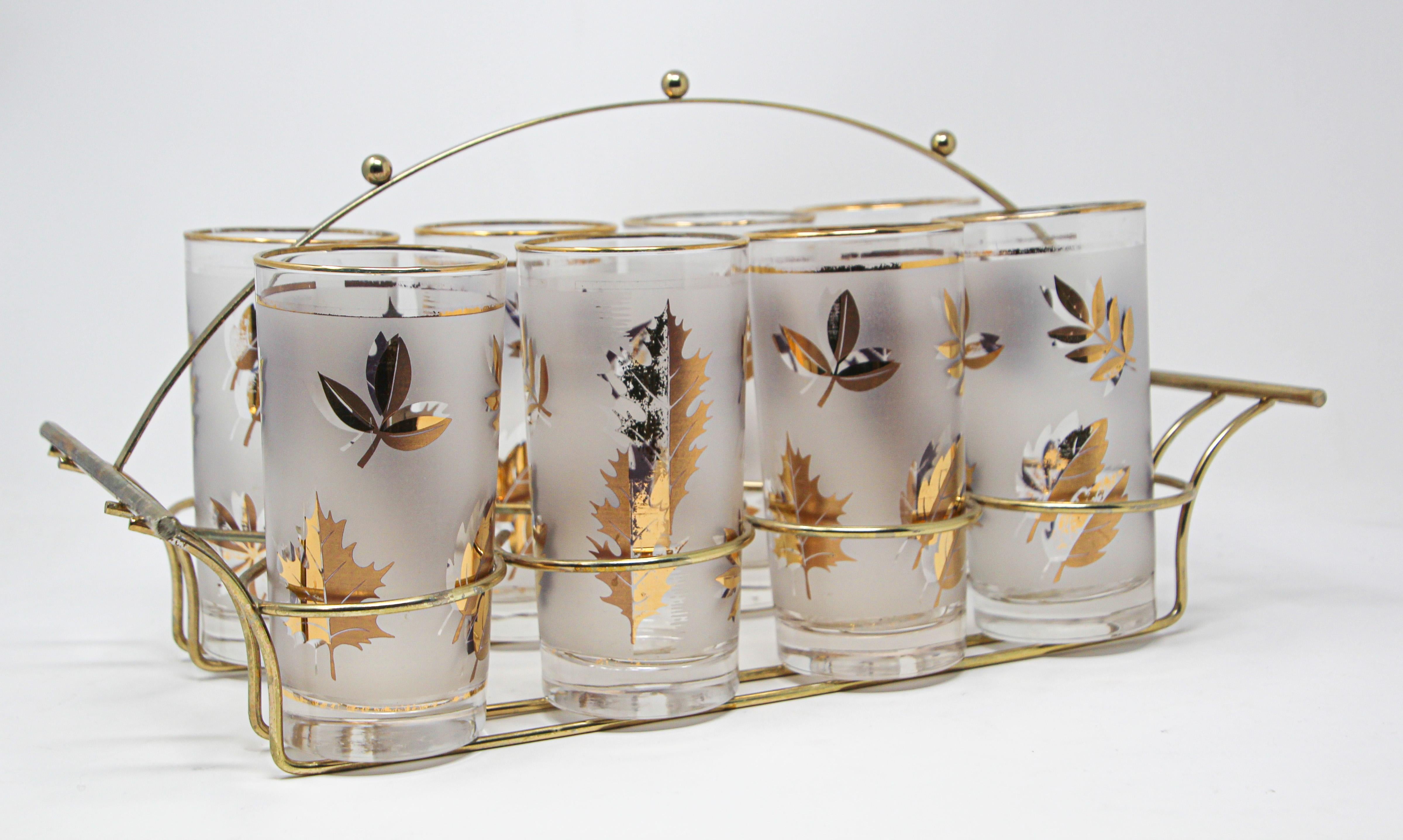 Élégant ensemble vintage exquis de huit verres Collins conçus par Libbey.
L'ensemble comprend huit verres highball dans un chariot en laiton poli avec poignée.
Les verres sont décorés de feuilles d'or.
Parfait état vintage, avec un motif de feuilles