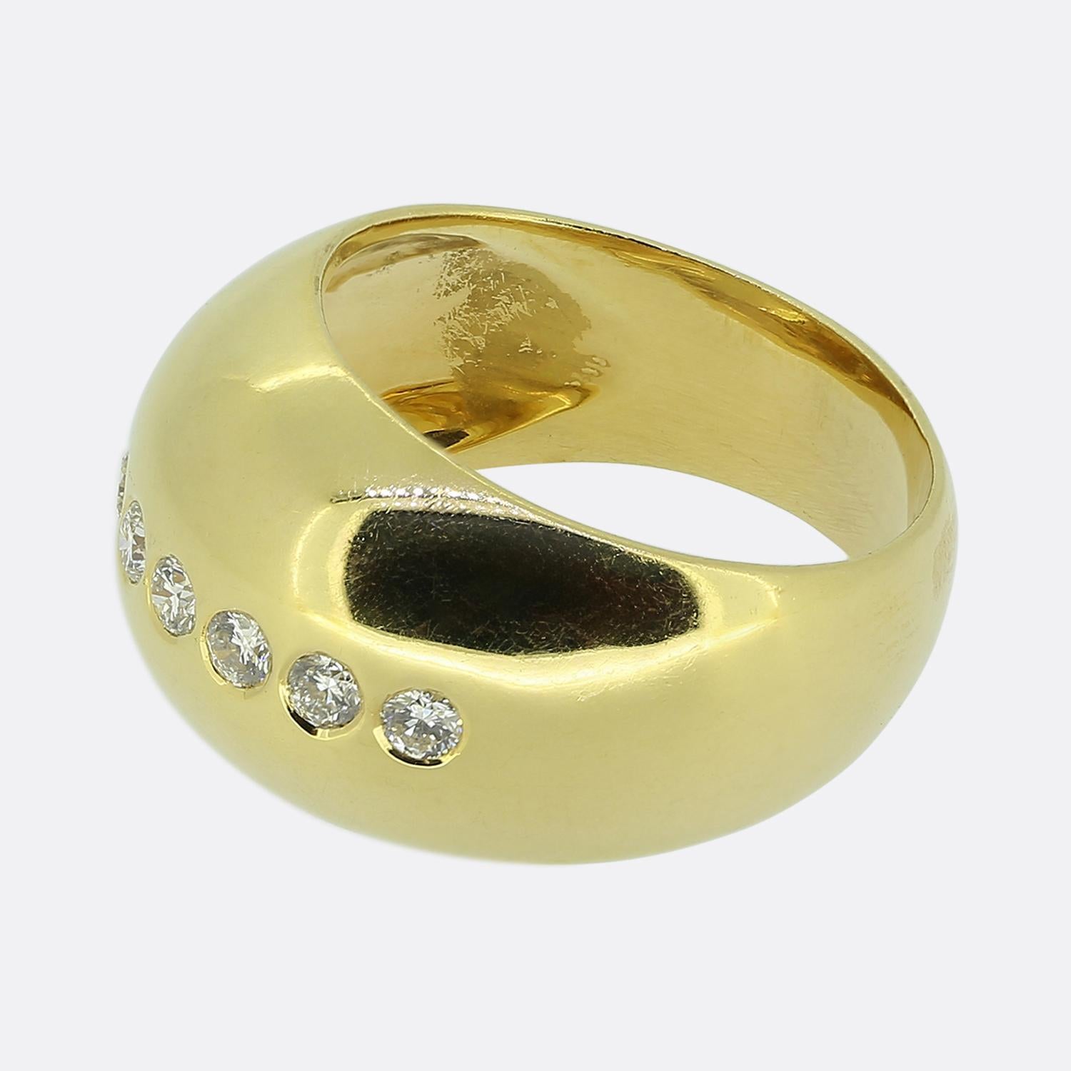 Whiting présente une bague bombe en or jaune 18ct ornée d'une série de diamants ronds de taille brillant d'un blanc éclatant. Les diamants ont été élégamment sertis en lunette dans un arrangement linéaire sur le visage en forme de dôme, ajoutant une