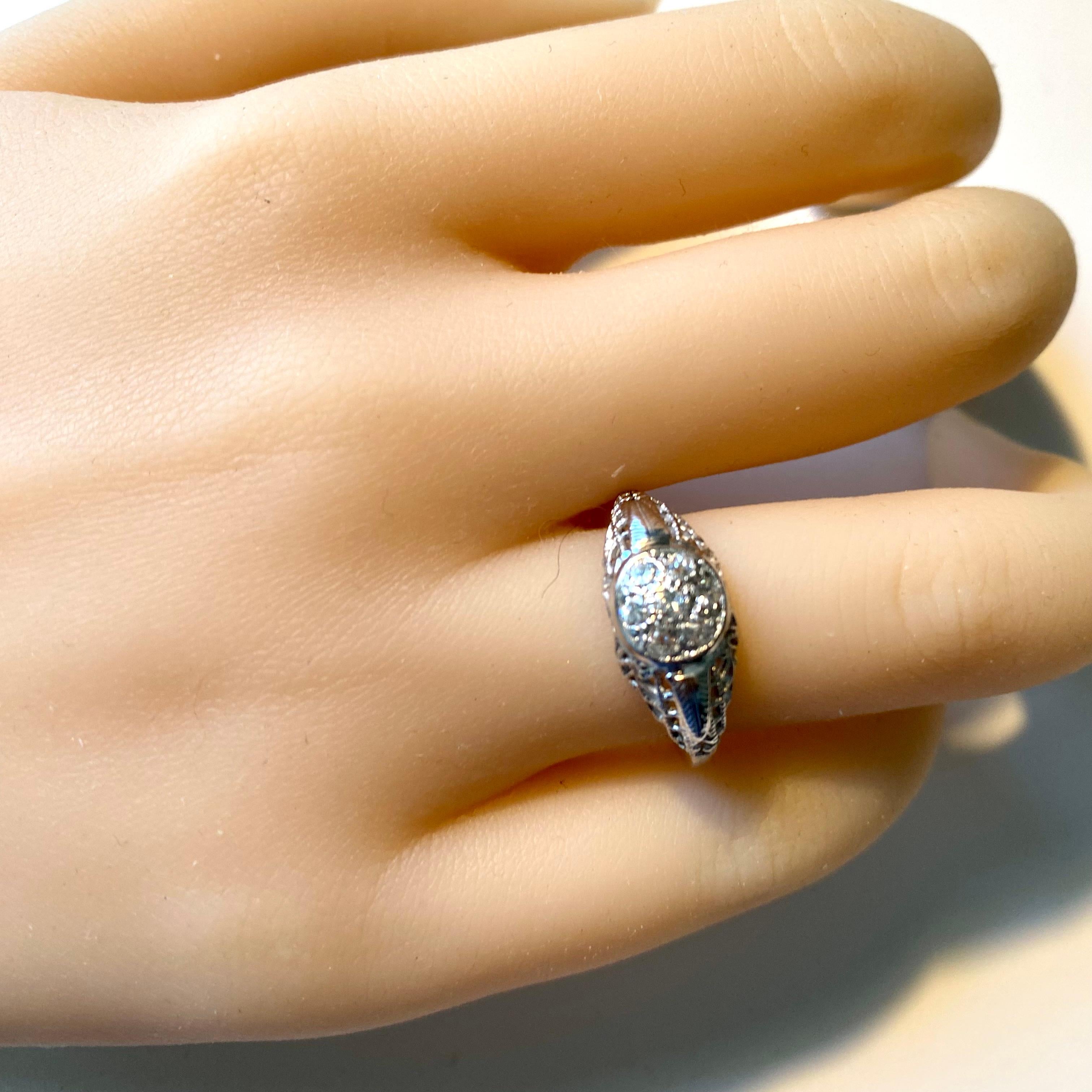 Women's Vintage Filigree Diamond 0.25 Carat Eighteen Karat Gold Band Ring Size 5.25 For Sale