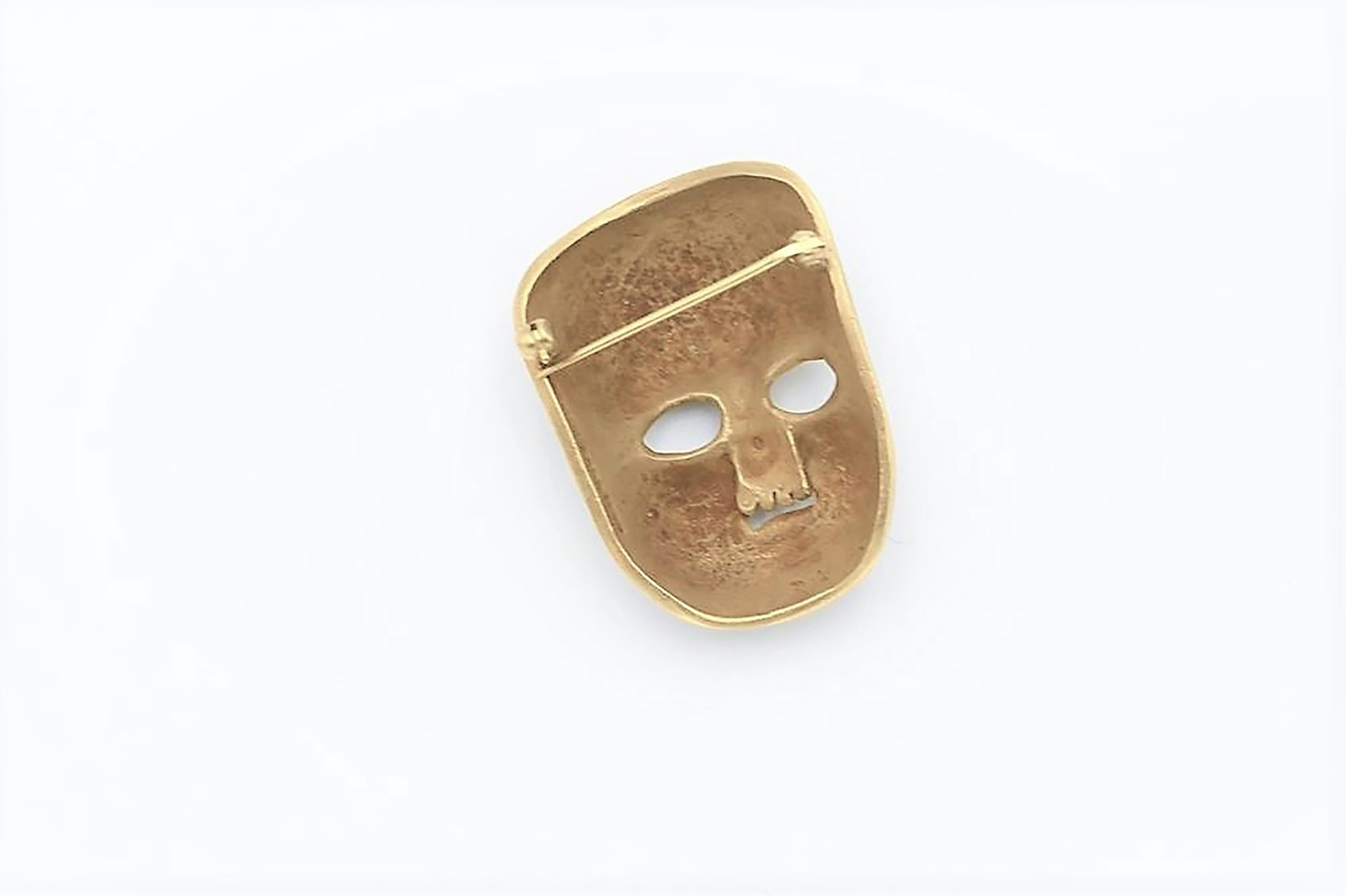 Women's or Men's Kieselstein-Cord Eighteen Karat Yellow Brushed Gold Rare Mask Brooch 