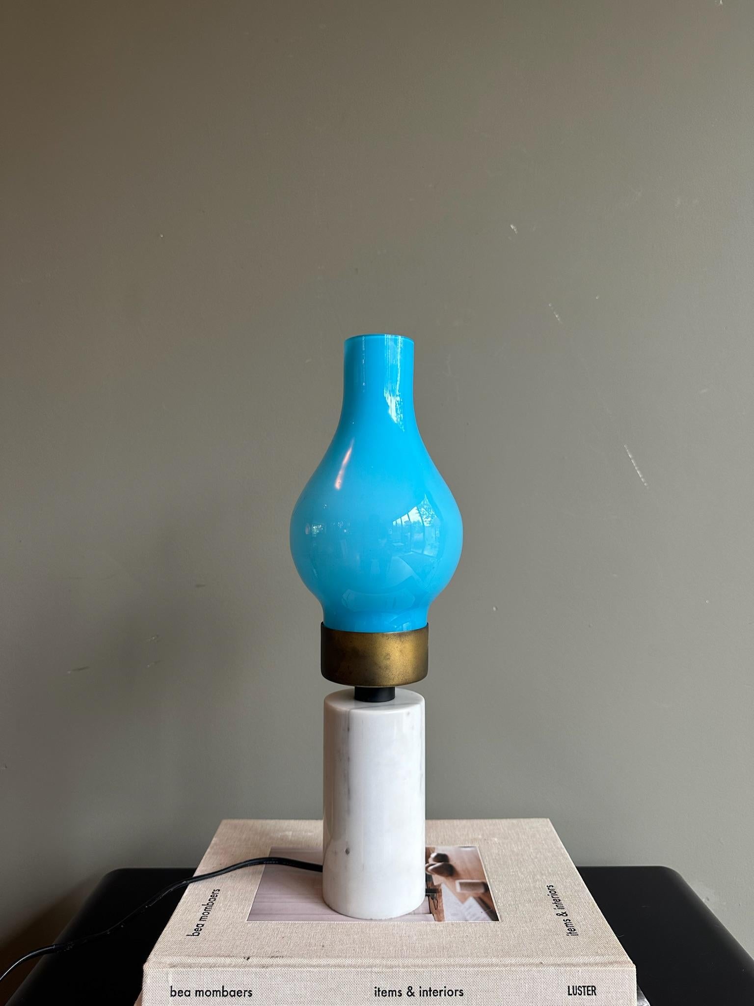 Very sweet lamp made out of marble and bronze with a bleu glass shade.

Beautiful!

Height 40 cm
Diameter 13 cm

In a good vintage condition.