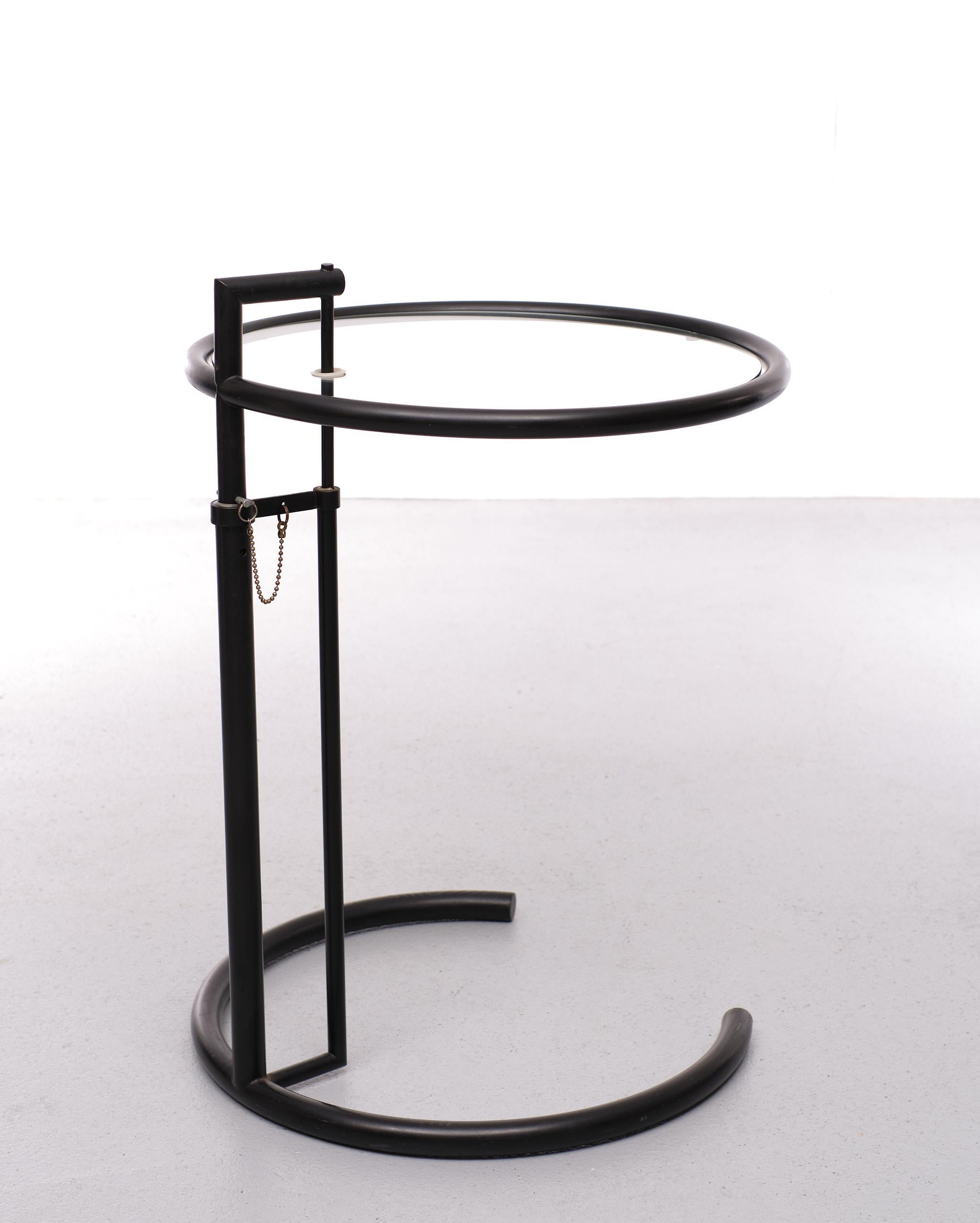 Eileen Gray Beistelltisch nach einem Entwurf von Eileen Gray aus dem Jahr 1927. Dies ist eine spätere Version dieses Beistelltisches aus den achtziger Jahren. Durch seine verstellbare Höhe ist er sehr praktisch und kann als Nachttisch, Couchtisch