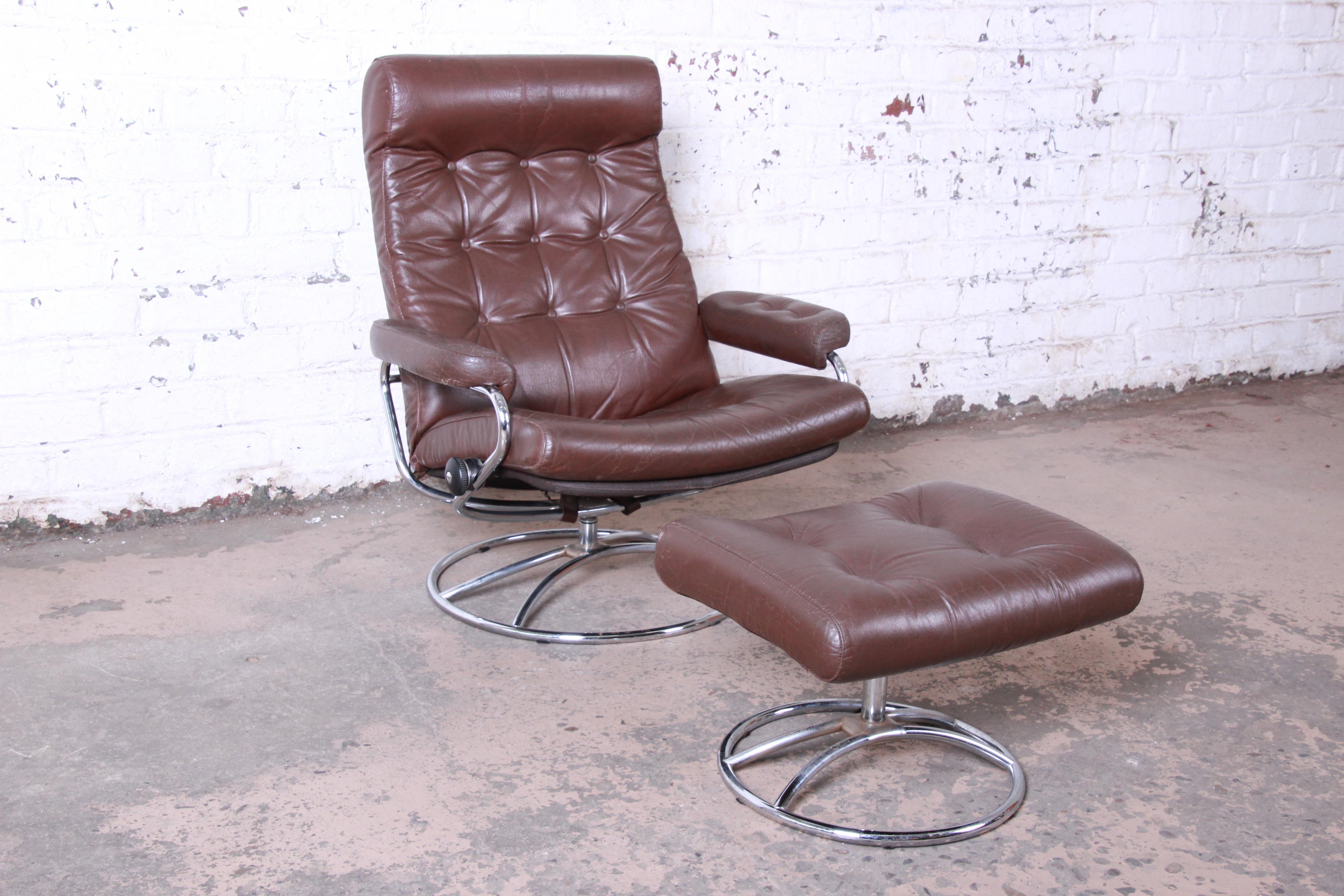 A beautiful vintage Ekornes stressless lounge chair and ottoman in brown leather. The chair features soft tufted brown leather upholstery and sleek Scandinavian design. The leather is worn in with a nice patina. Both the chair and ottoman have