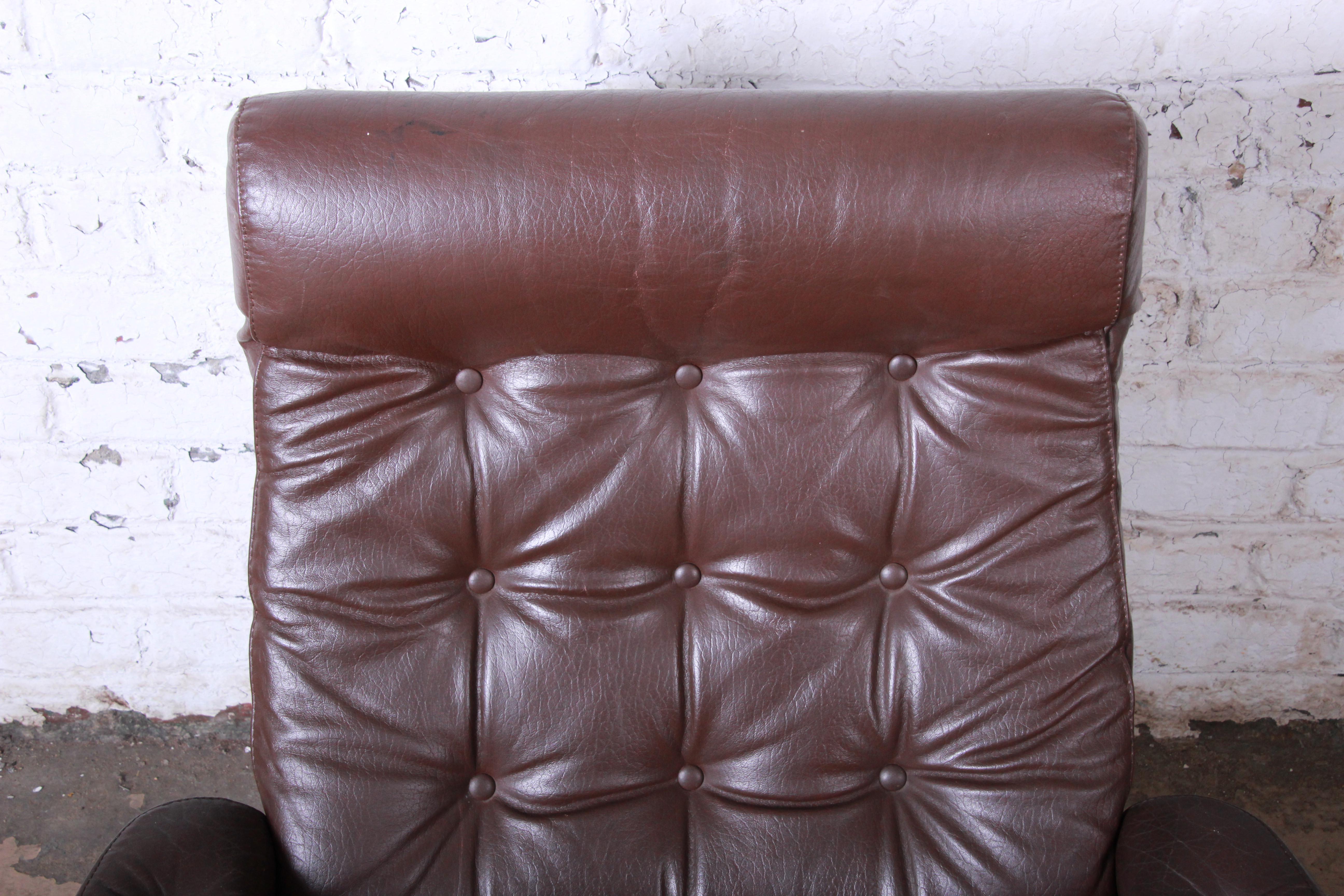 Vintage Ekornes Stressless Chrome and Leather Lounge Chair and Ottoman In Good Condition In South Bend, IN