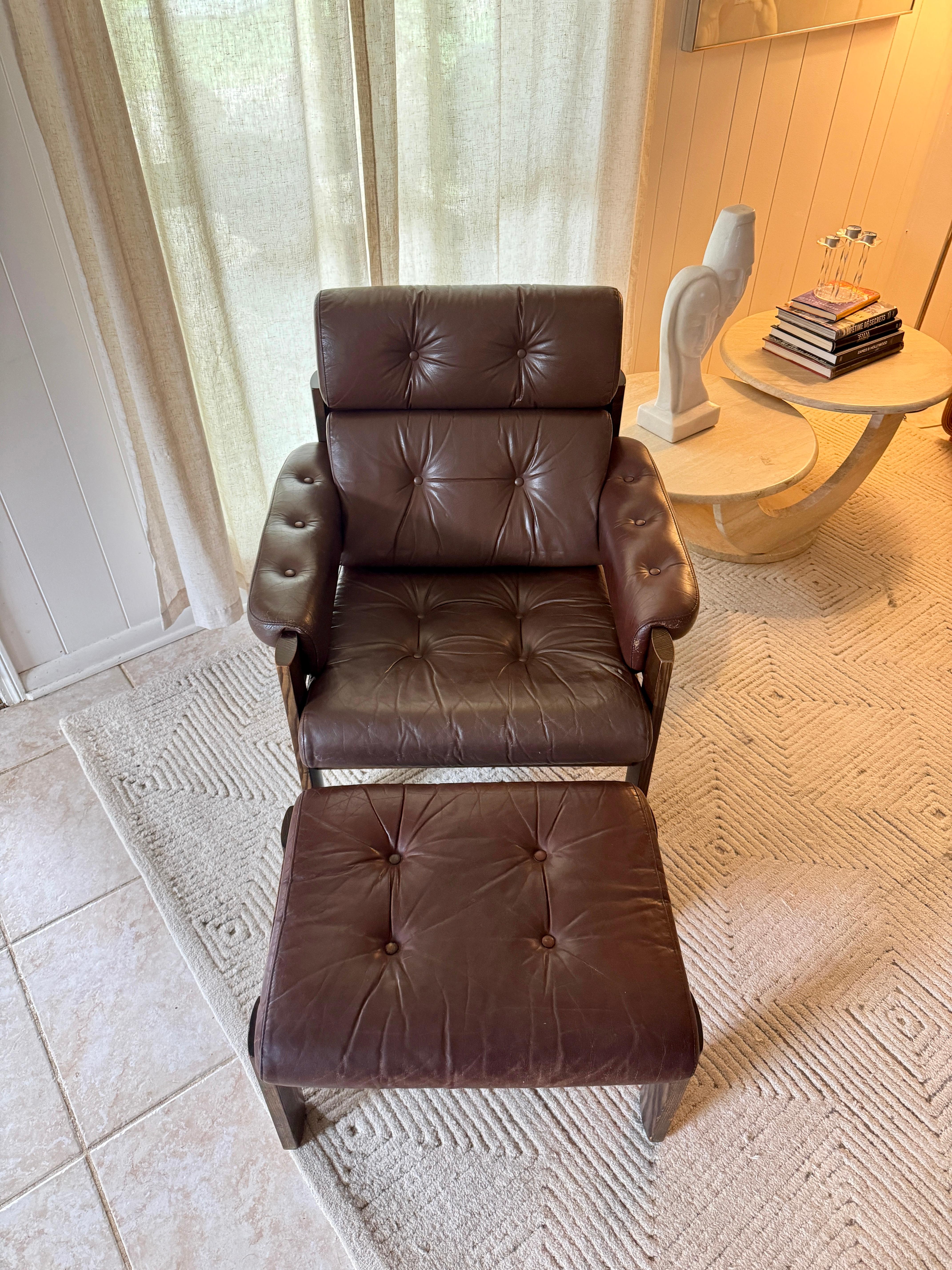 Vintage Ekornes stressless lounge chair and ottoman made in Norway, circa 1970s In Good Condition In Houston, TX