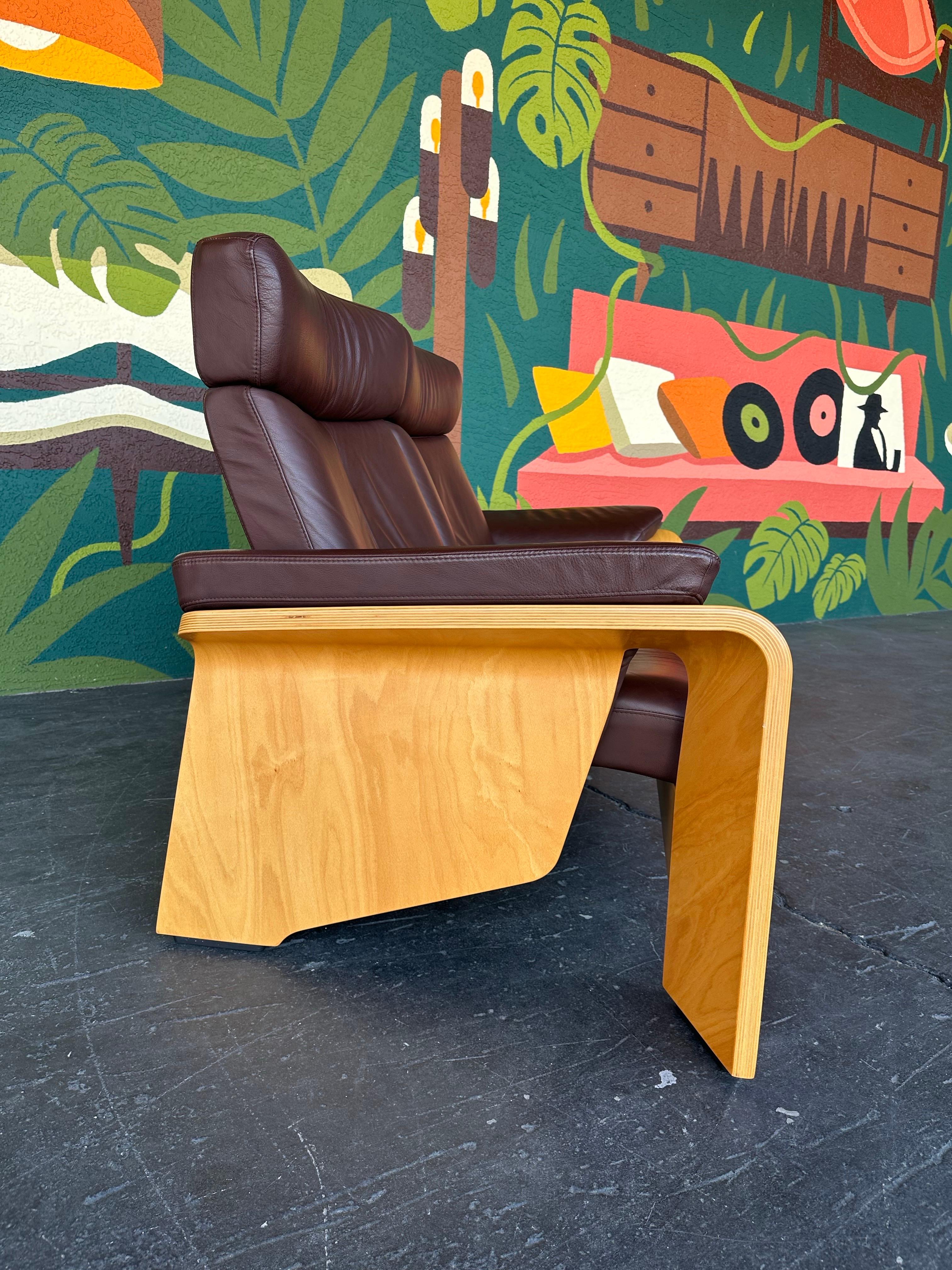 Vintage Ekornes Stressless Pegasus Brown Leather and Wood Reclining Loveseat In Good Condition In Lutz, FL