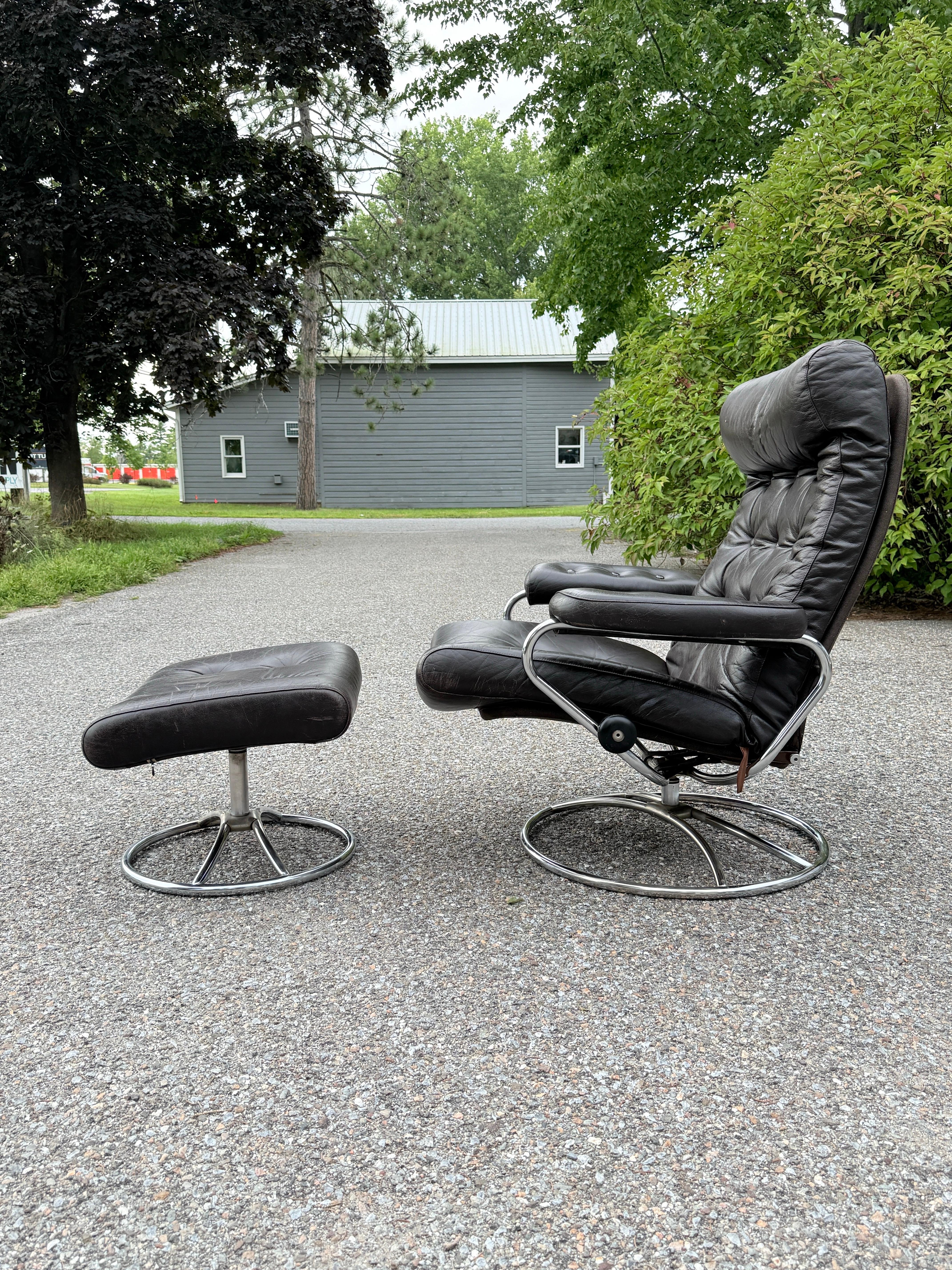 Pièce emblématique du design scandinave, cet ensemble fauteuil de relaxation et pouf Stressless Ekornes vintage offre un mélange parfait de forme et de fonction. Conçue en Norvège, cette chaise est dotée d'un mécanisme d'inclinaison à glissement