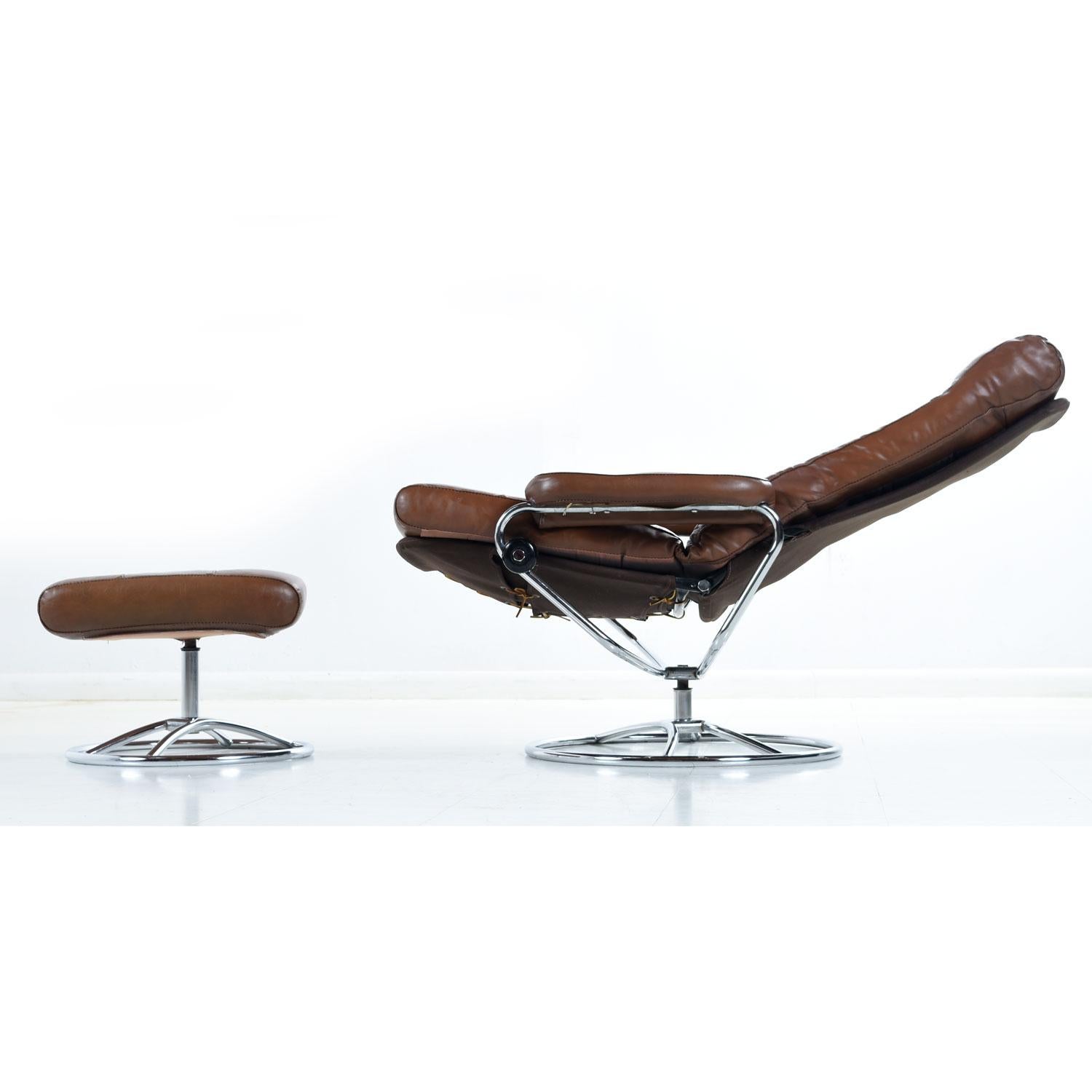 Dieser nicht gekennzeichnete skandinavische Sling-Stuhl wird Ekornes zugeschrieben. Der Stuhl ist mit sattelbraunem Leder gepolstert. Drücken Sie nach hinten:: um den Sessel in den gewünschten Winkel zu bringen:: und drehen Sie den Drehknopf:: um