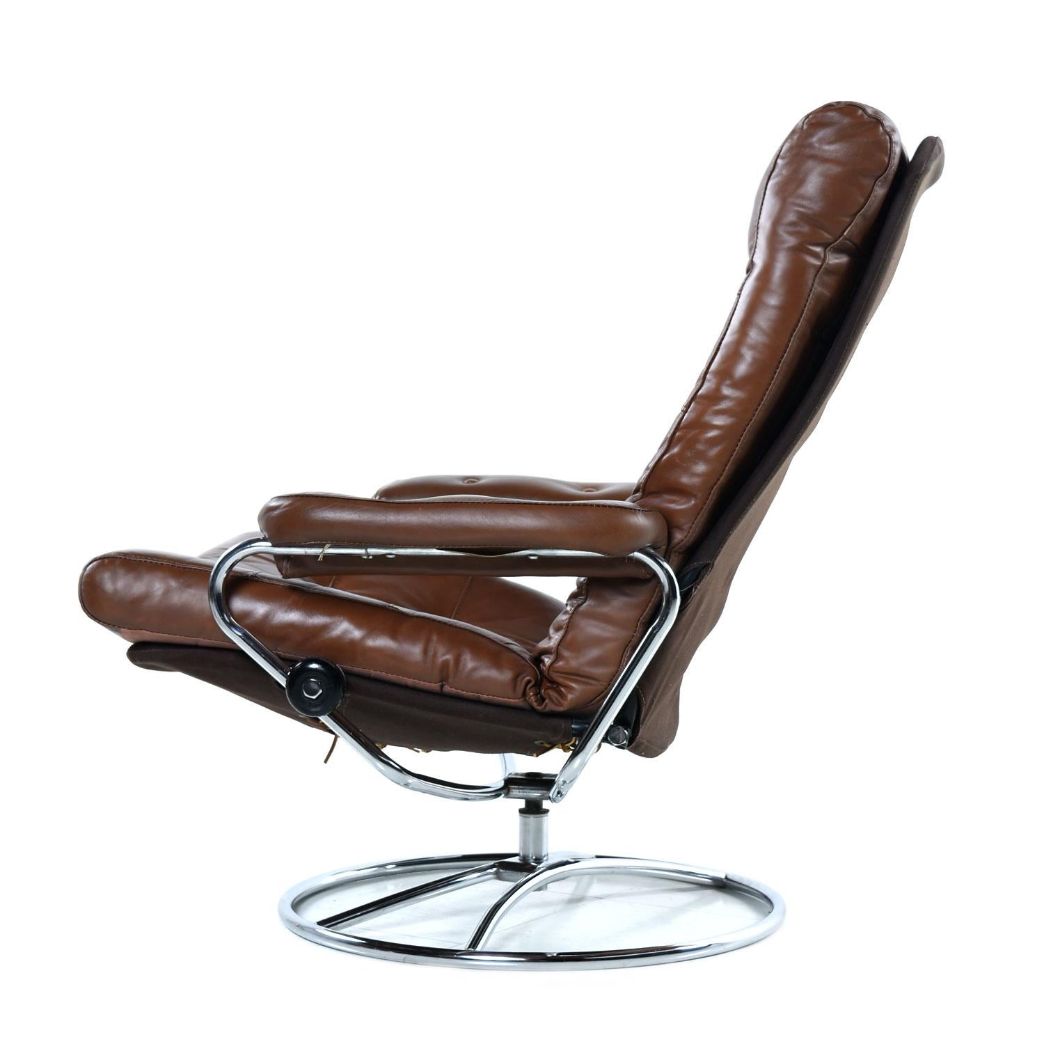 Vintage Ekornes Style Chrom und Leder Recliner Lounge Stuhl mit Ottoman (Moderne der Mitte des Jahrhunderts)