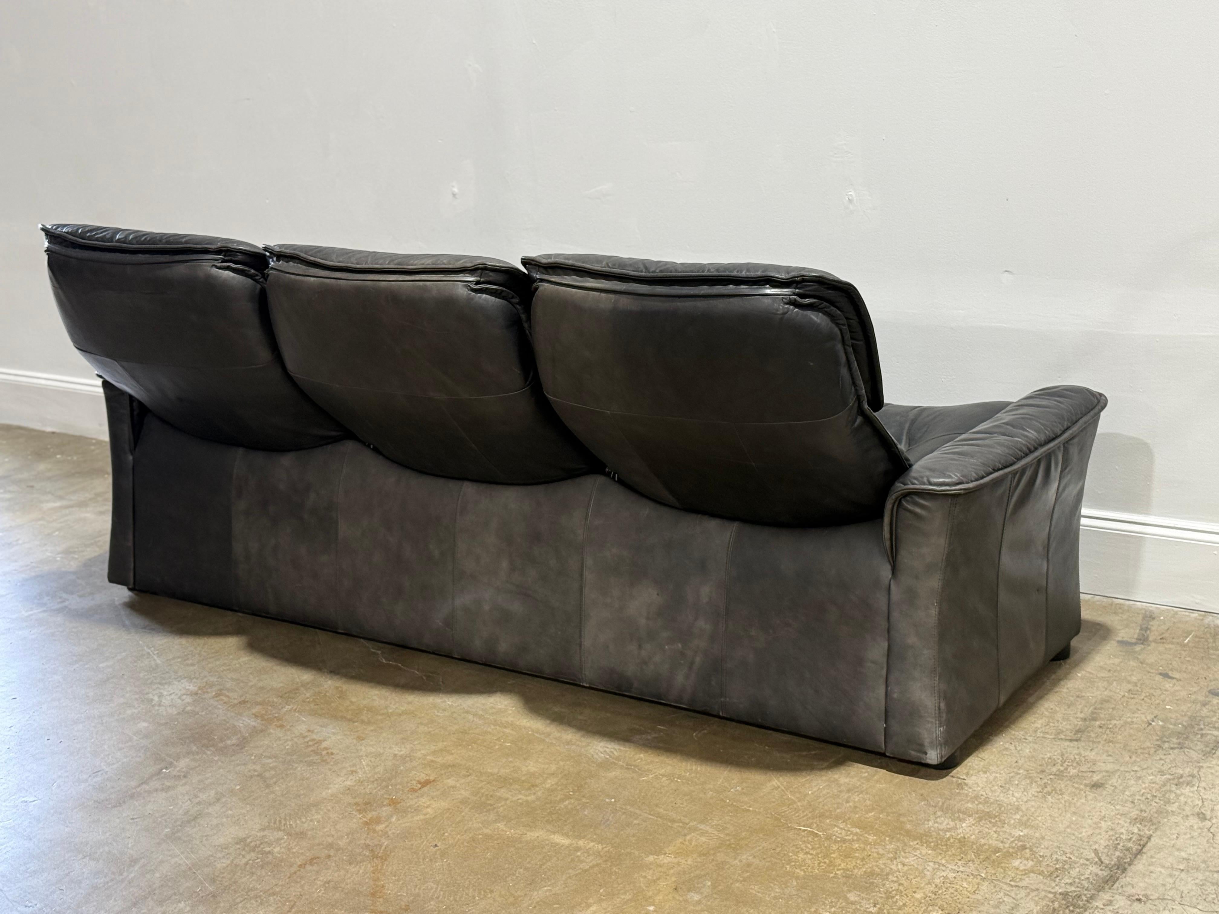 Canapé vintage Ekorness inclinable en cuir noir - Canapé Scandinave Midcentury en vente 3