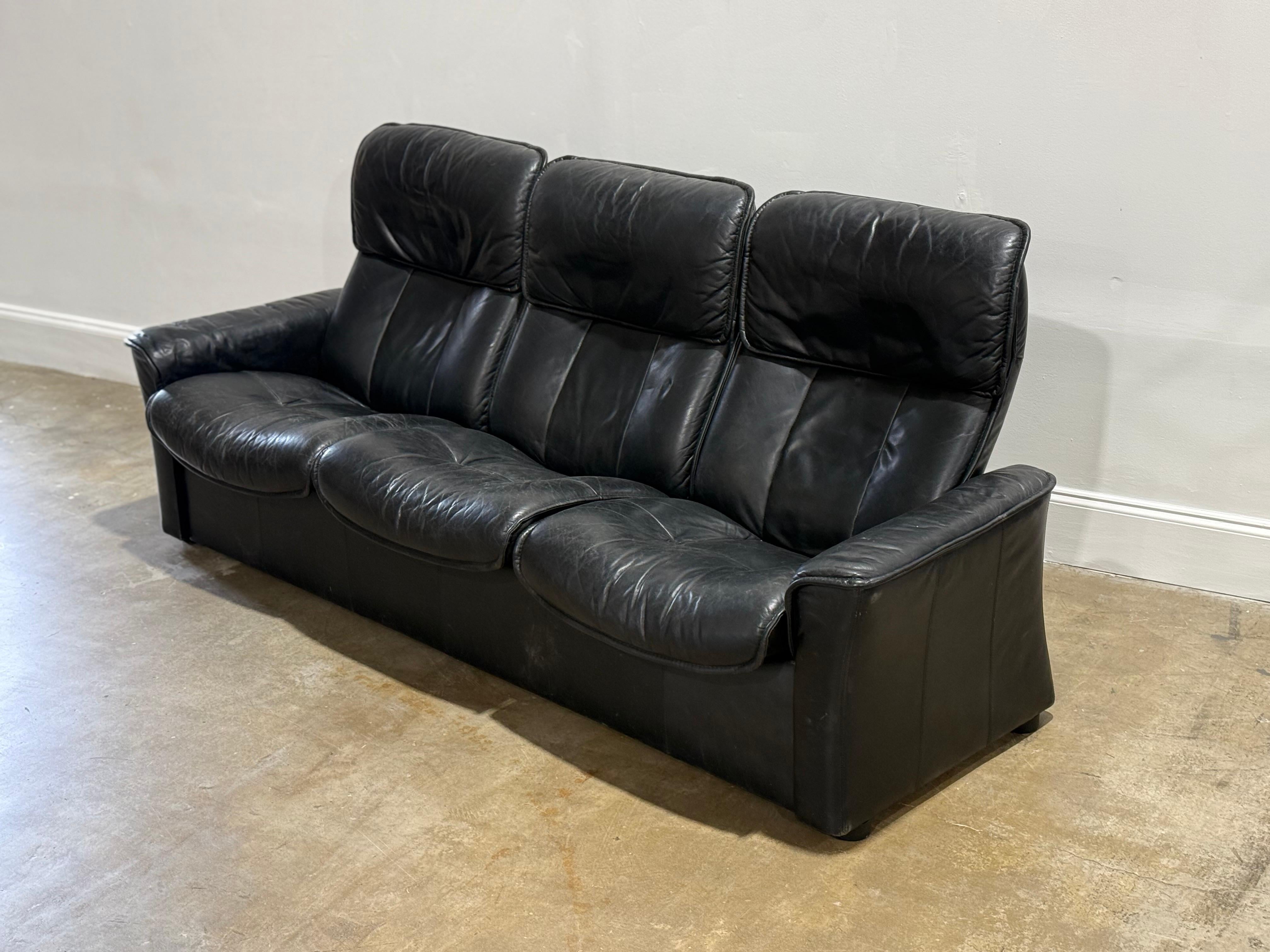 Cuir Canapé vintage Ekorness inclinable en cuir noir - Canapé Scandinave Midcentury en vente