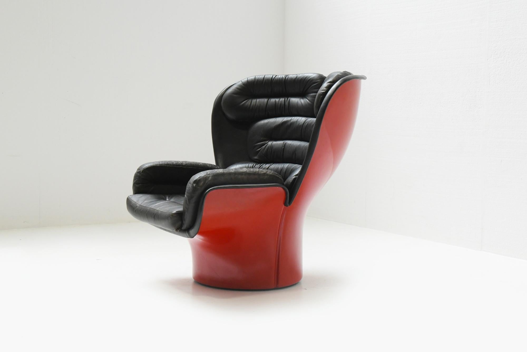 Impresionante silla vintage ELDA en esta rarísima combinación: cuero negro patinado y carcasa de fibra de vidrio roja.

Este icónico sillón 