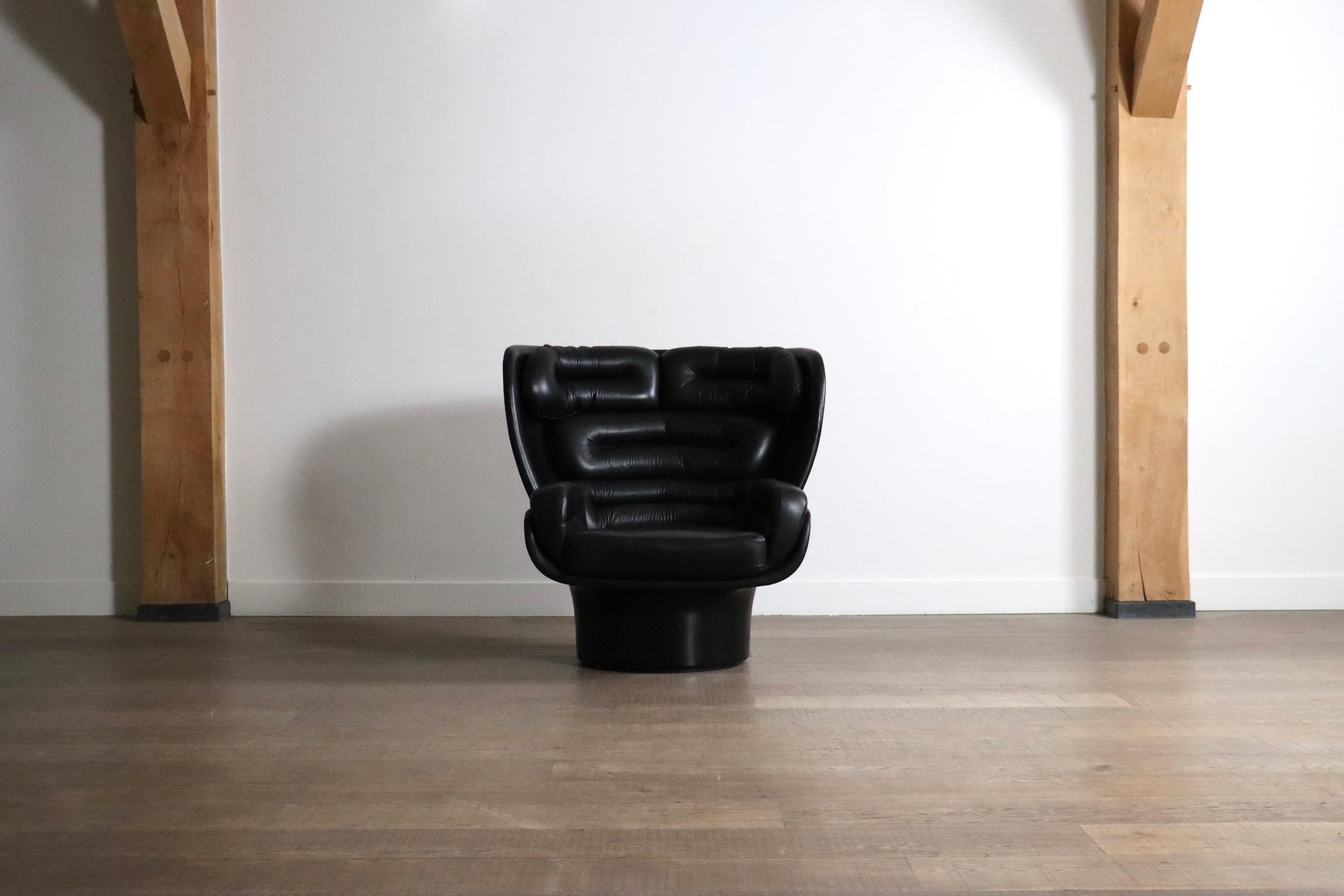 Superbe chaise longue Elda de première édition, avec coque en fibre de verre noire d'origine, et cuir noir d'origine et marqué par le confort !

Créée dans les années 1970 en Italie par le célèbre designer Joe Colombo, qui lui a donné le nom de son