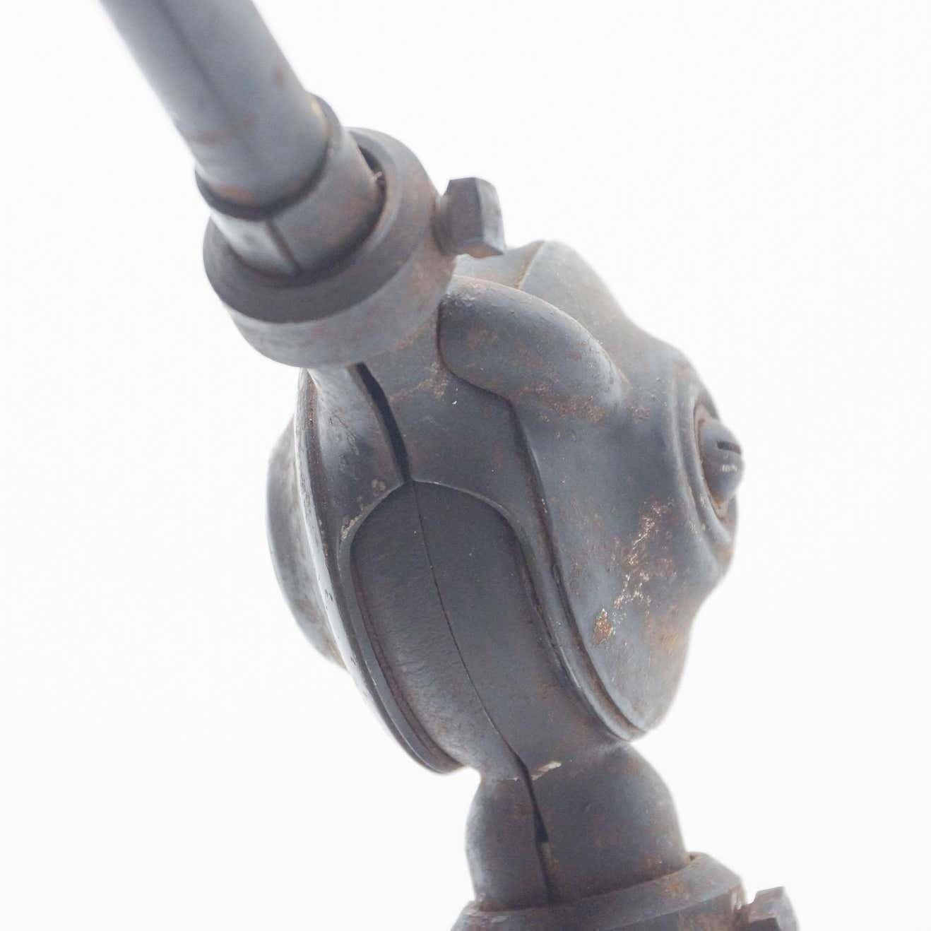 Ilumina tu espacio con la elegancia atemporal de esta lámpara de pared diseñada por Johan Petter Johansson y fabricada por Triplex en Suecia, hacia 1930. Fabricada con una armoniosa mezcla de aluminio y acero, esta lámpara encarna el espíritu de