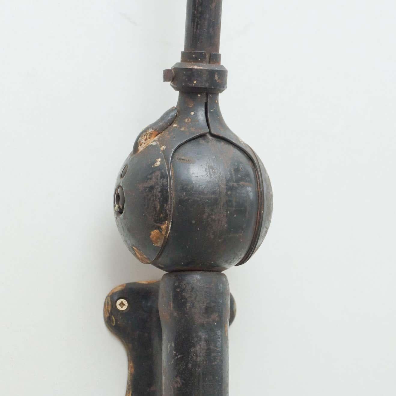 Elegancia vintage: Lámpara de pared sueca de los años 30 de Johan Petter Johansson Aluminio en venta