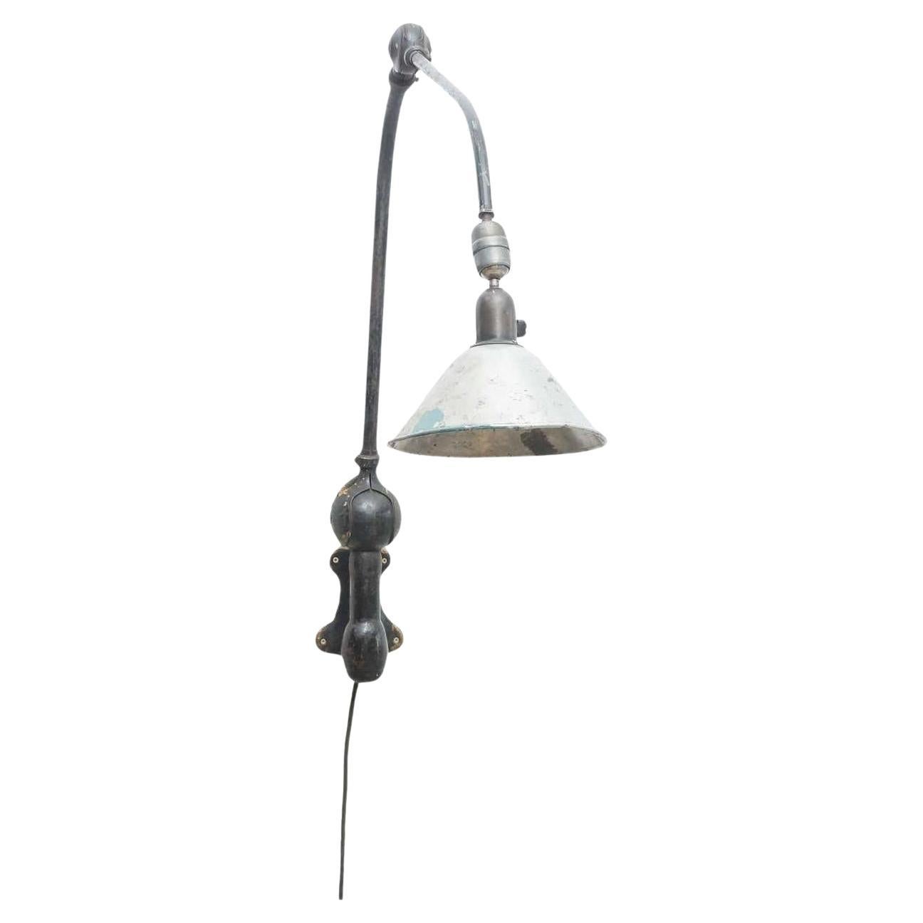 Vintage Elegance: Schwedische Wandlampe aus den 1930er Jahren von Johan Petter Johansson im Angebot