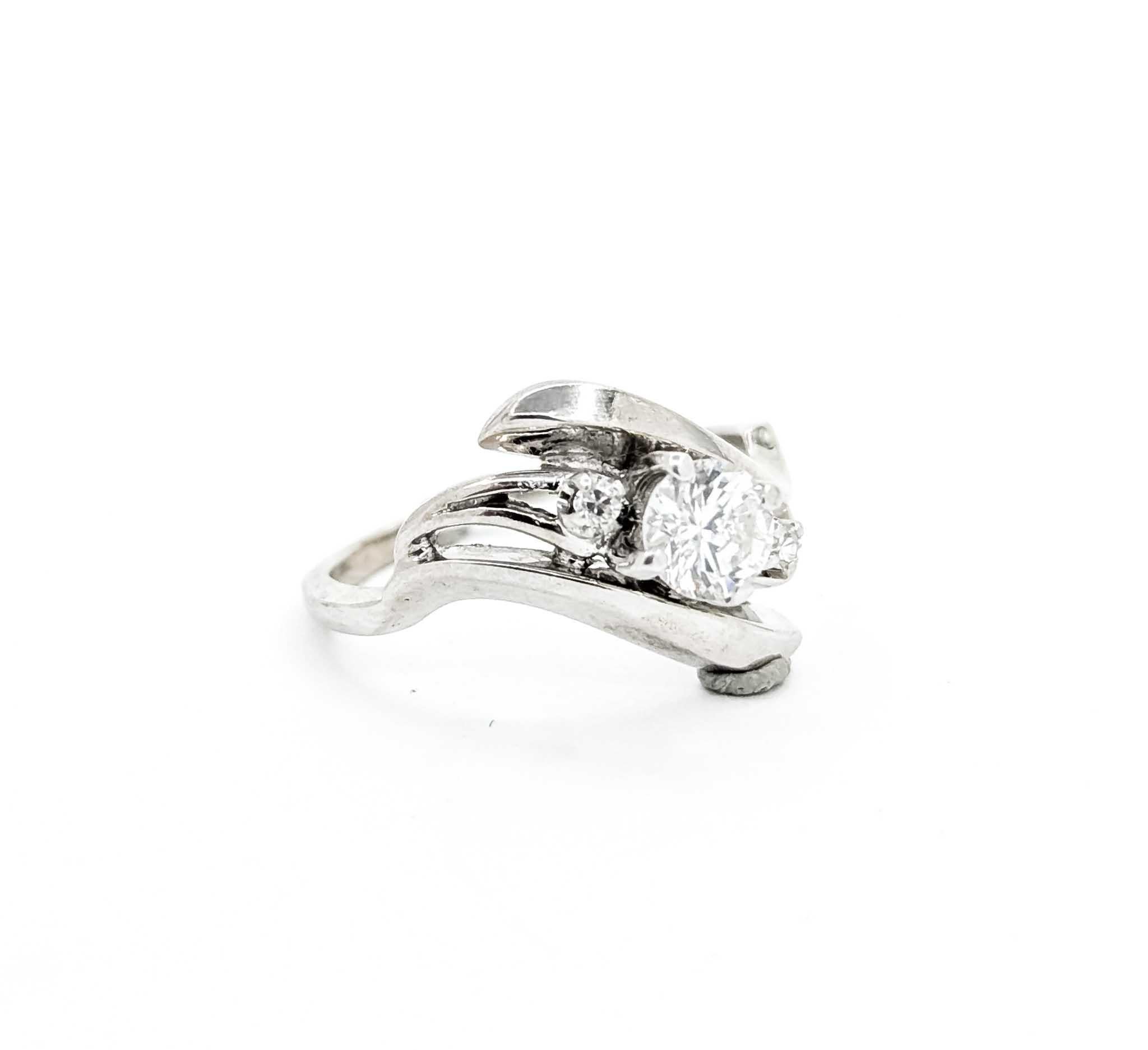 Te presentamos este exquisito Anillo de Compromiso de Diamantes, elaborado en oro blanco de 14k con un encanto vintage. La pieza central de esta elegante pieza es un impresionante diamante de 0,48 quilates, colocado con maestría en un engaste que