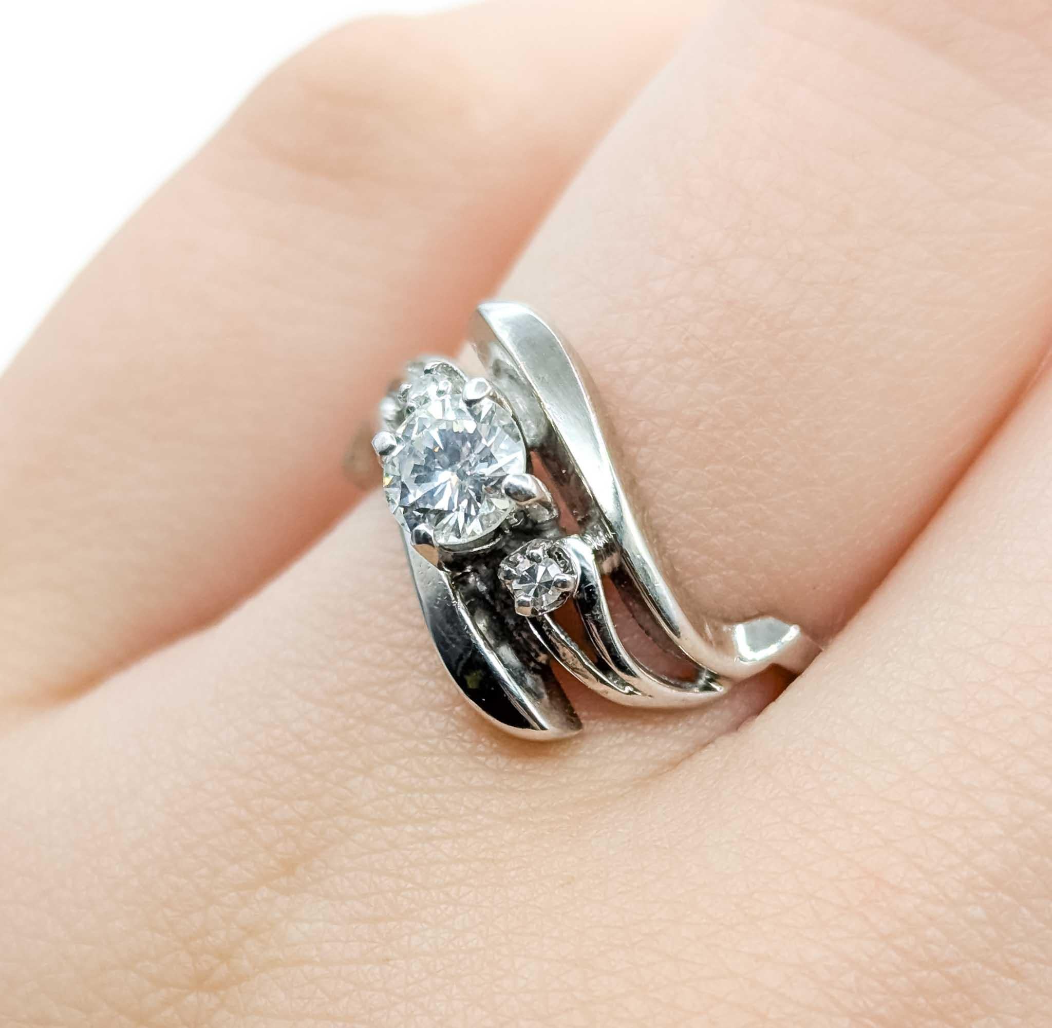 Anillo de Compromiso de Diamantes Elegancia Vintage en Oro Blanco de 14k en Excelente estado para la venta en Bloomington, MN