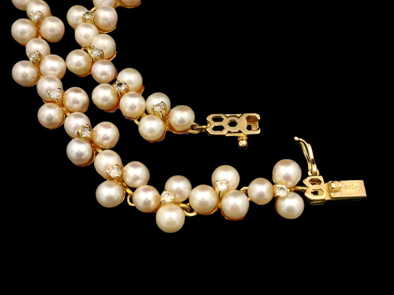 --Pierre(s) :...
Nombreuses perles de culture authentiques - forme de perle ronde - belle couleur blanche - 3.2-3.4mm chacune (approx.)
(23) Diamants naturels véritables - taille ronde brillante - sertis - couleur blanche - 0,10ctw (approx.) -