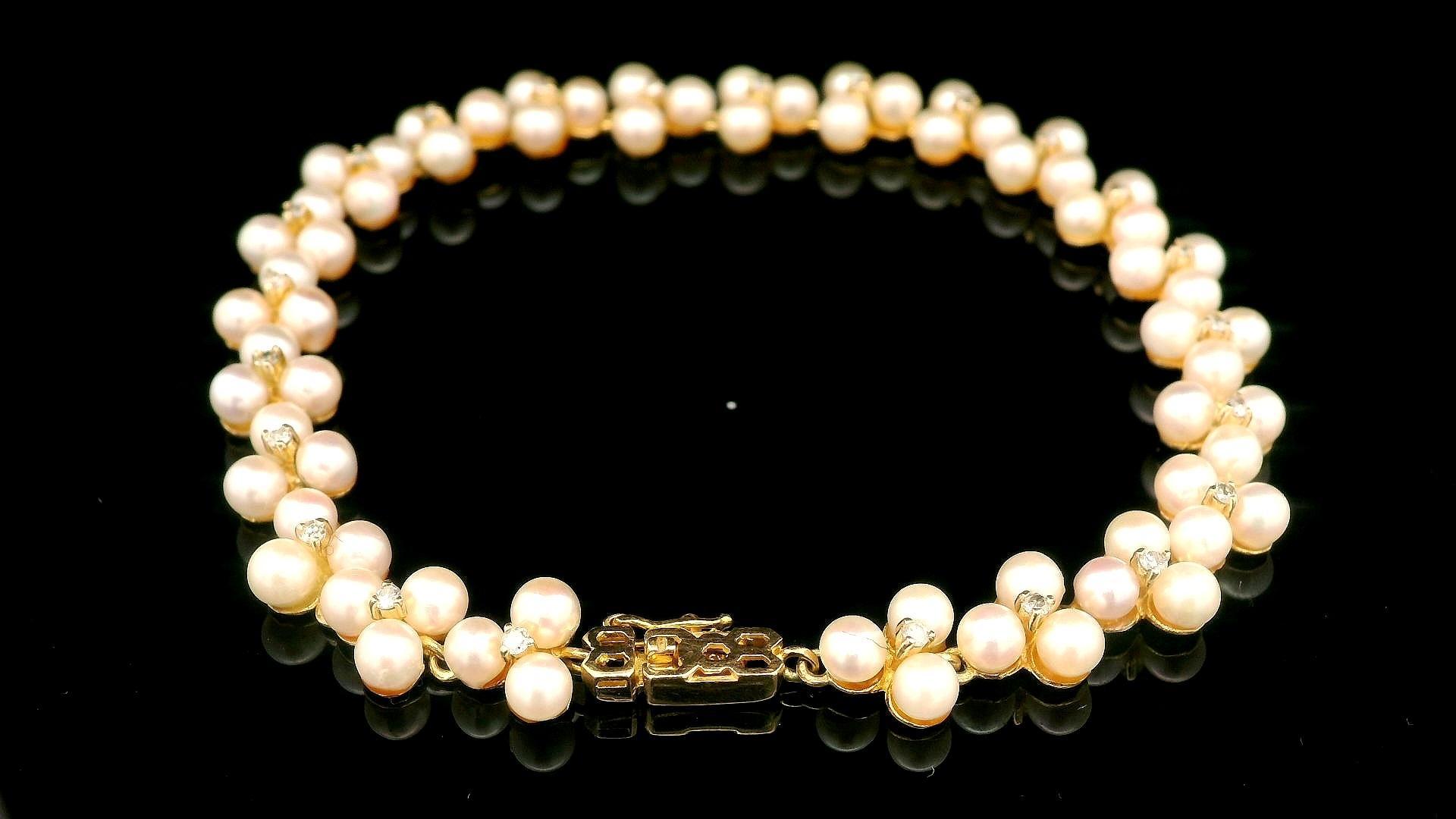 Perle Bracelet élégant de style trèfle en or jaune 14 carats, perles et diamants de 0,10 carat en vente