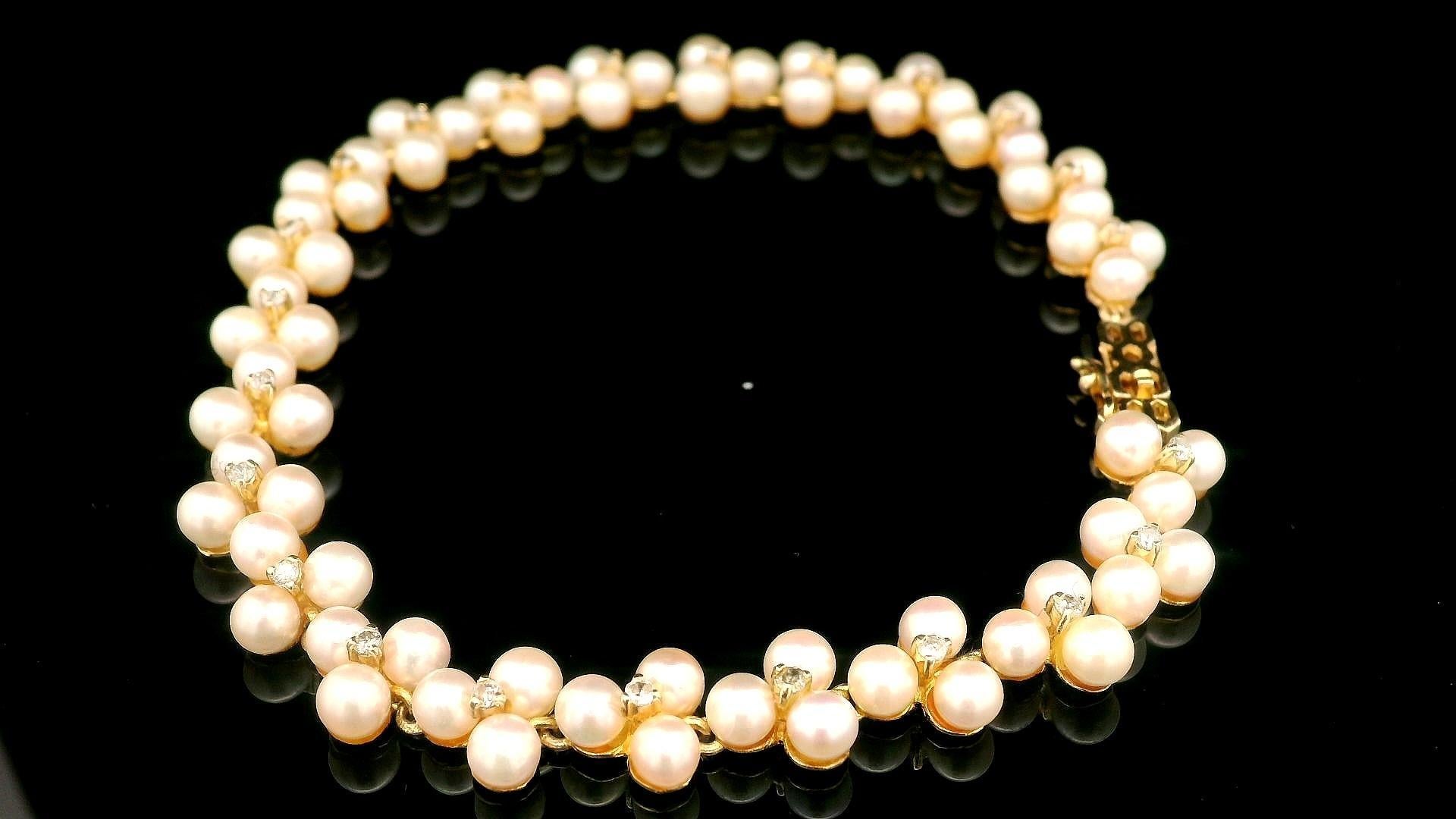 Bracelet élégant de style trèfle en or jaune 14 carats, perles et diamants de 0,10 carat Excellent état - En vente à Montclair, NJ